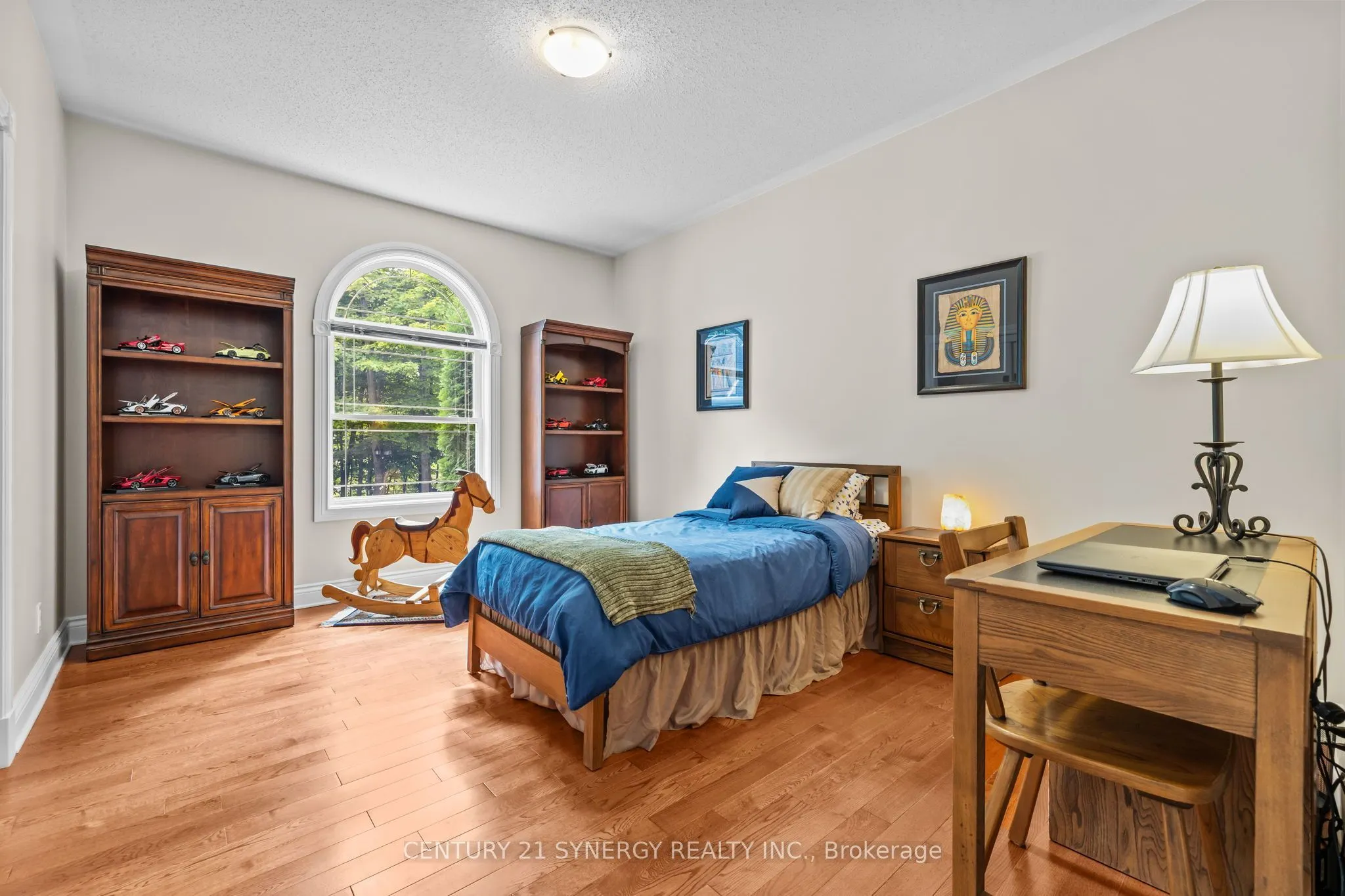 5732 Queenscourt Crescent
