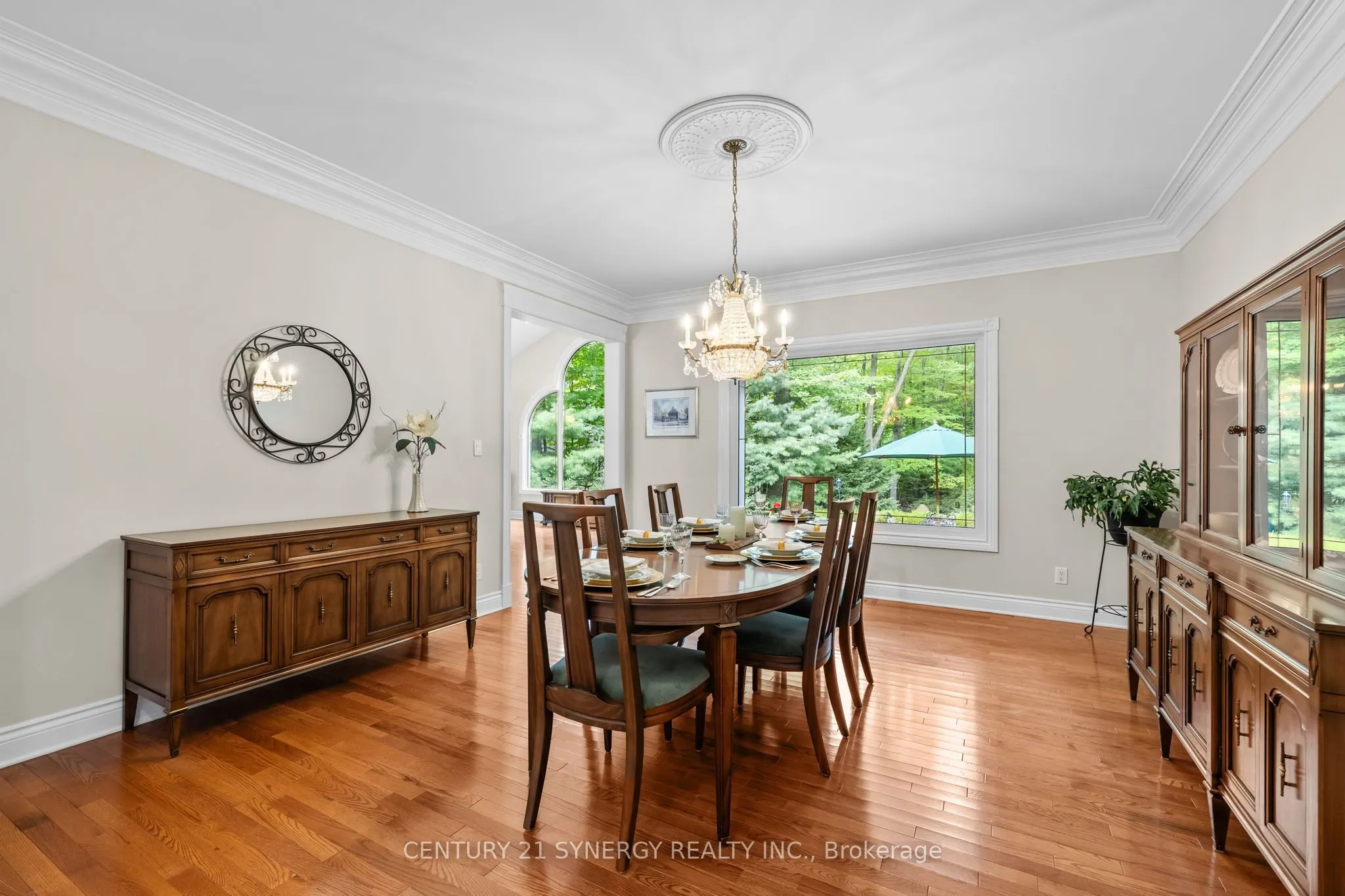 5732 Queenscourt Crescent