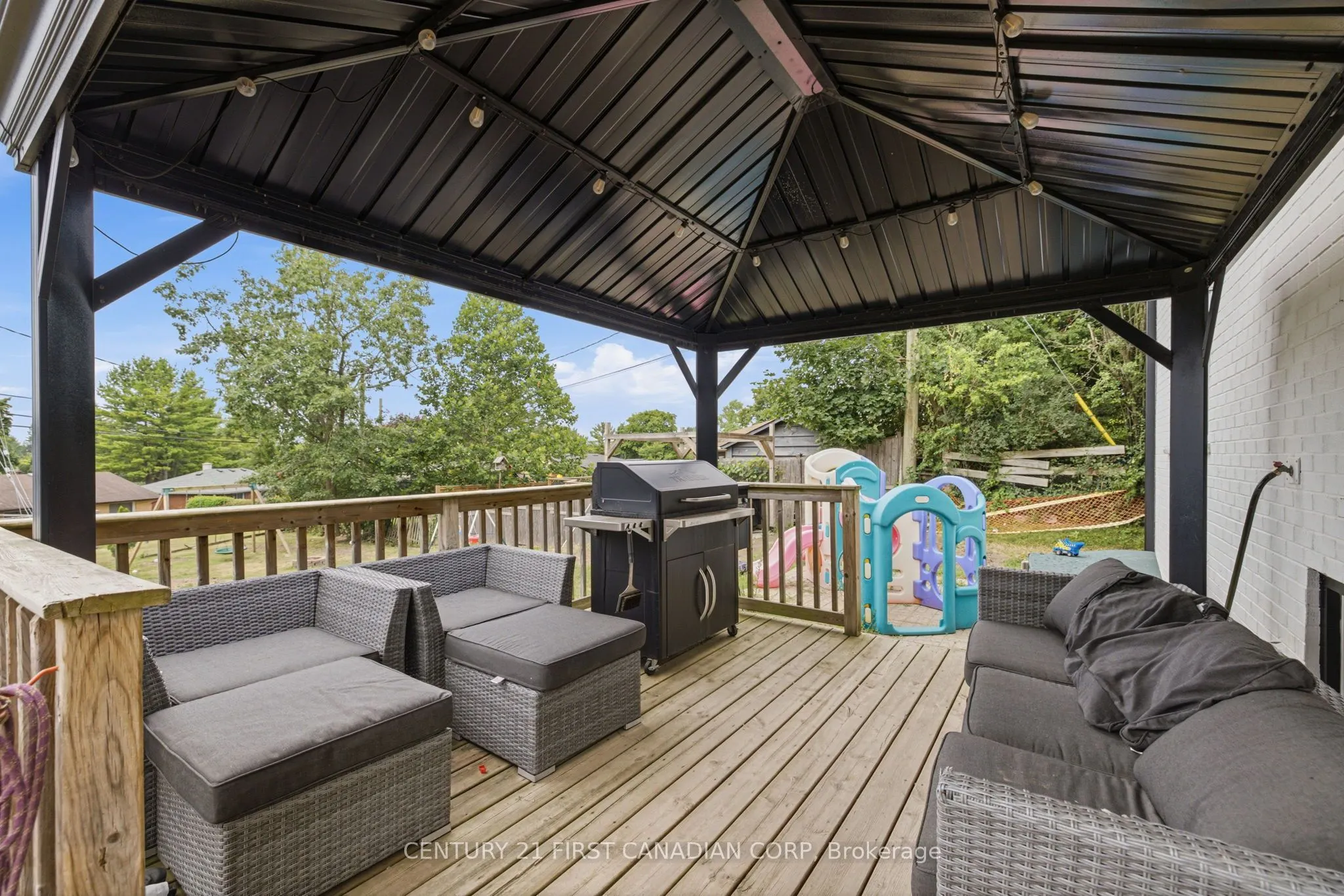 285 Panorama Crescent