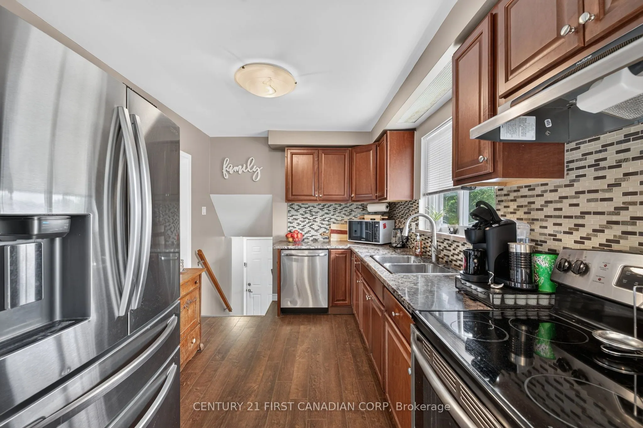 285 Panorama Crescent