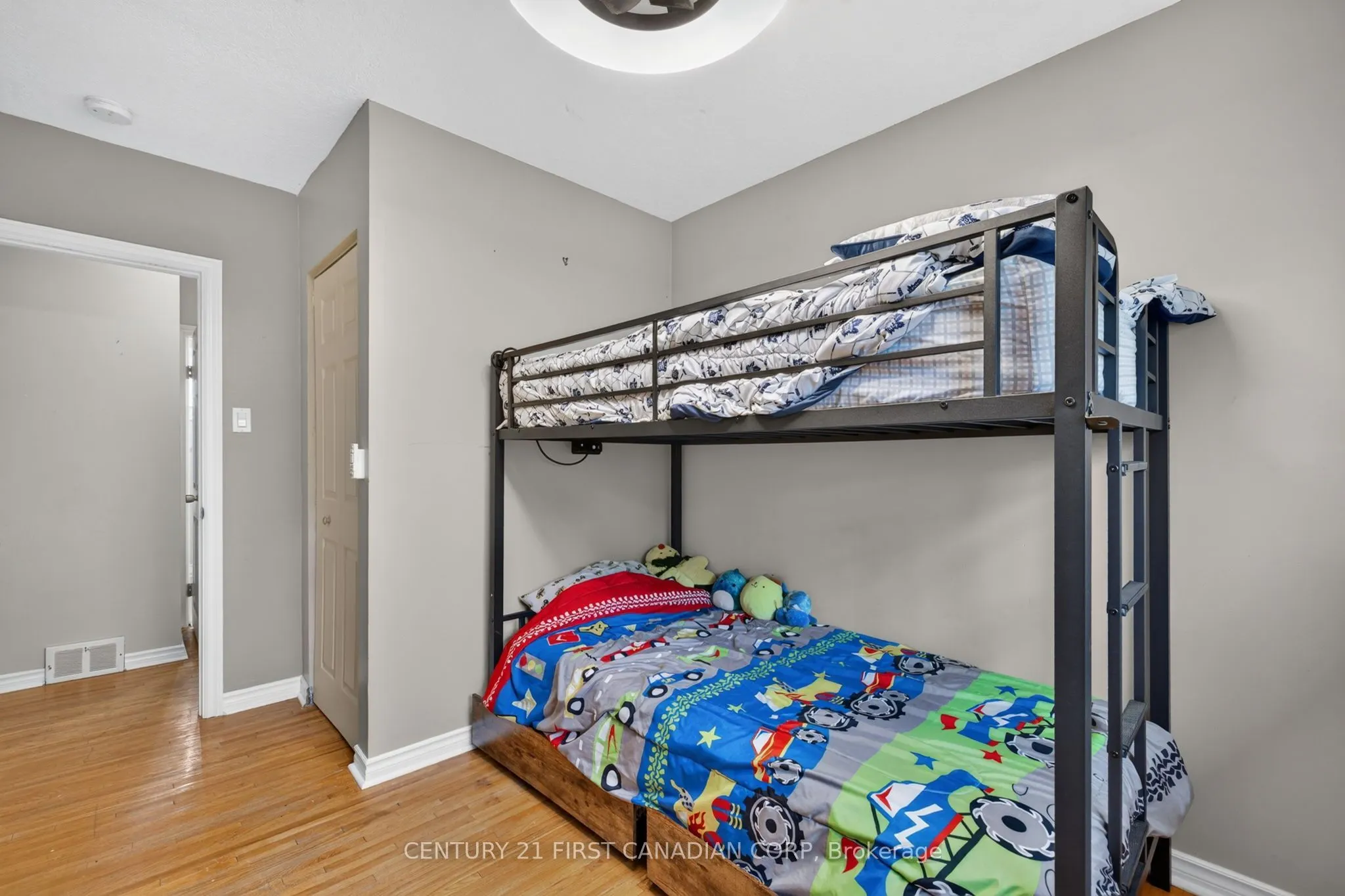 285 Panorama Crescent