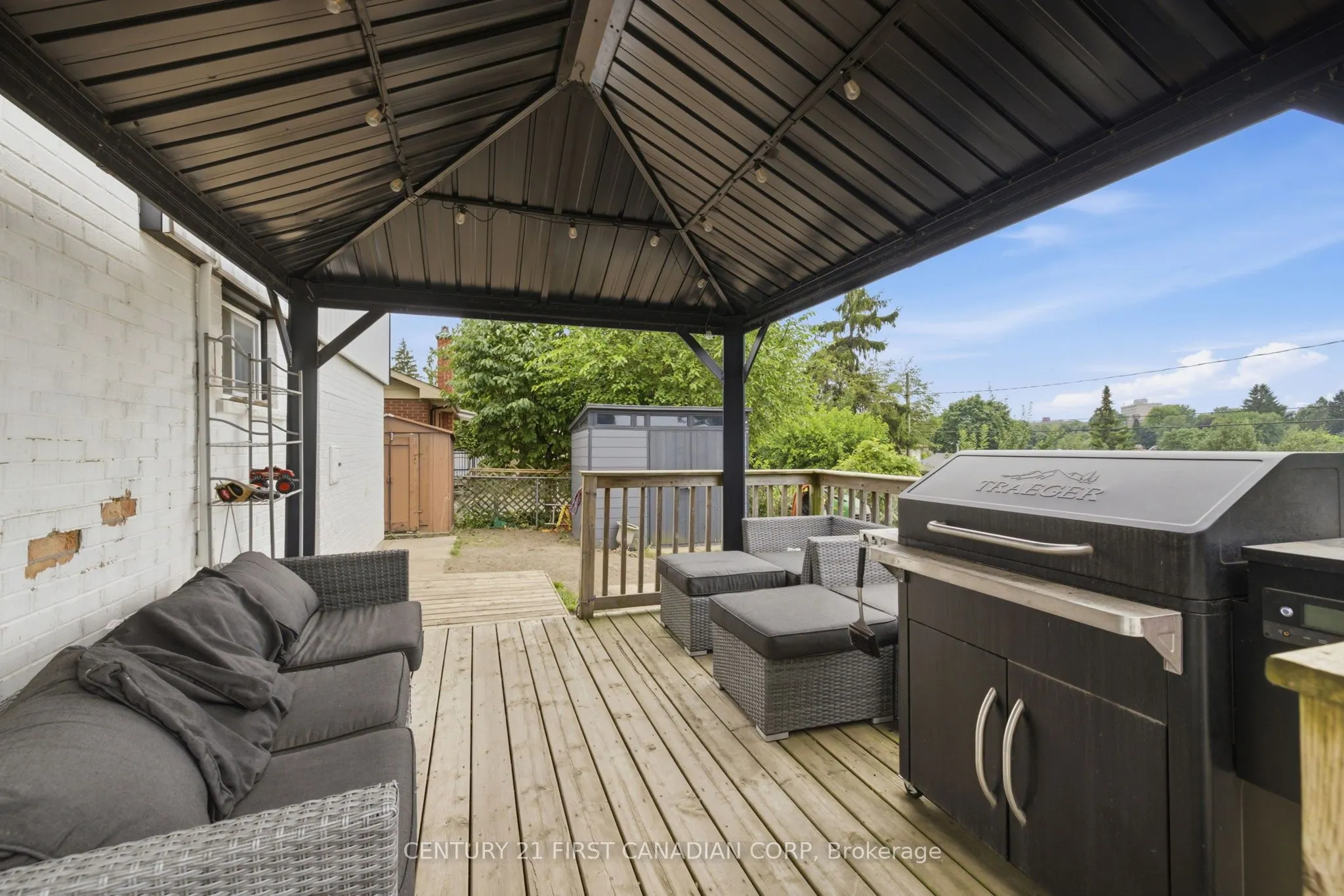 285 Panorama Crescent