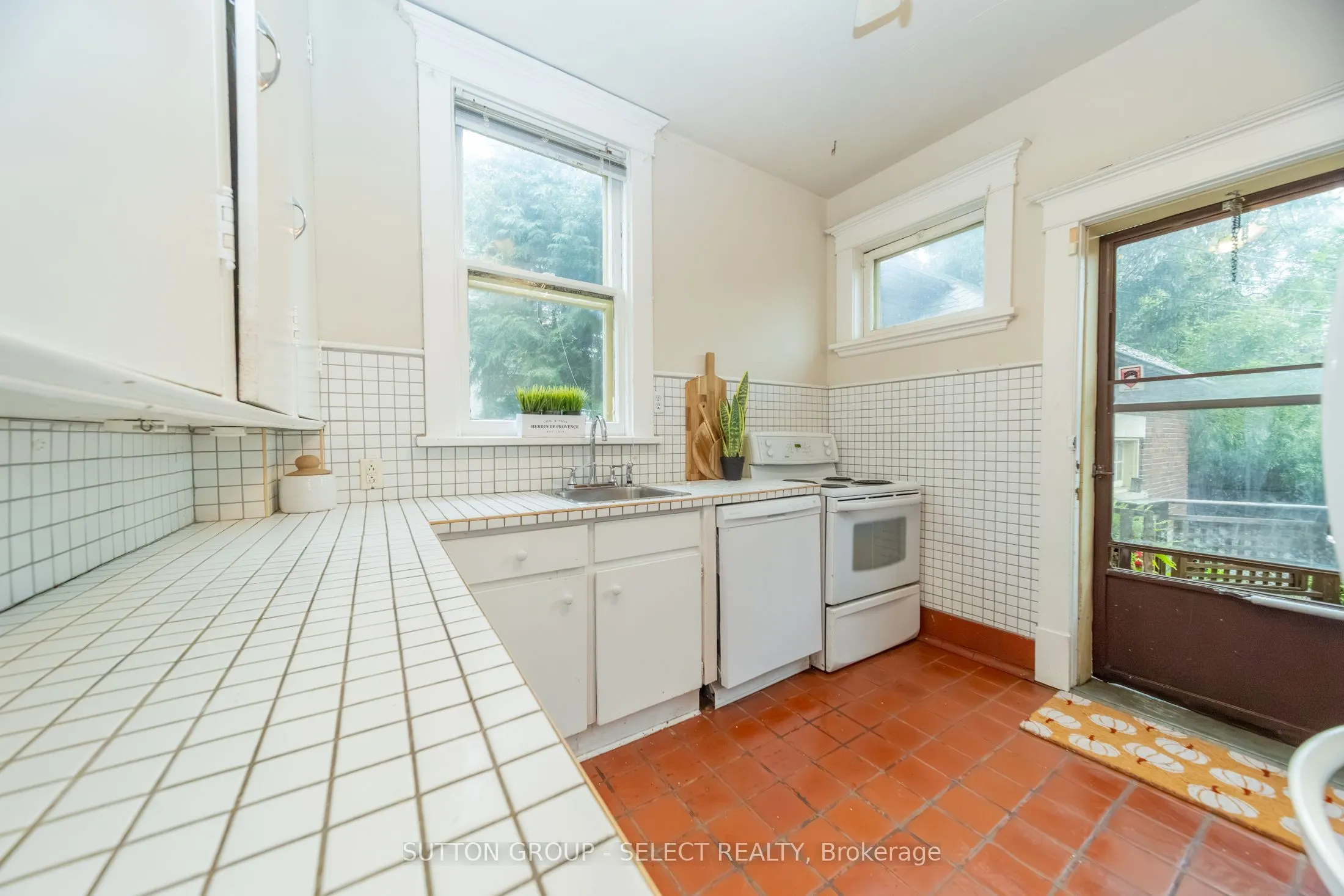 239 Ridout Street S