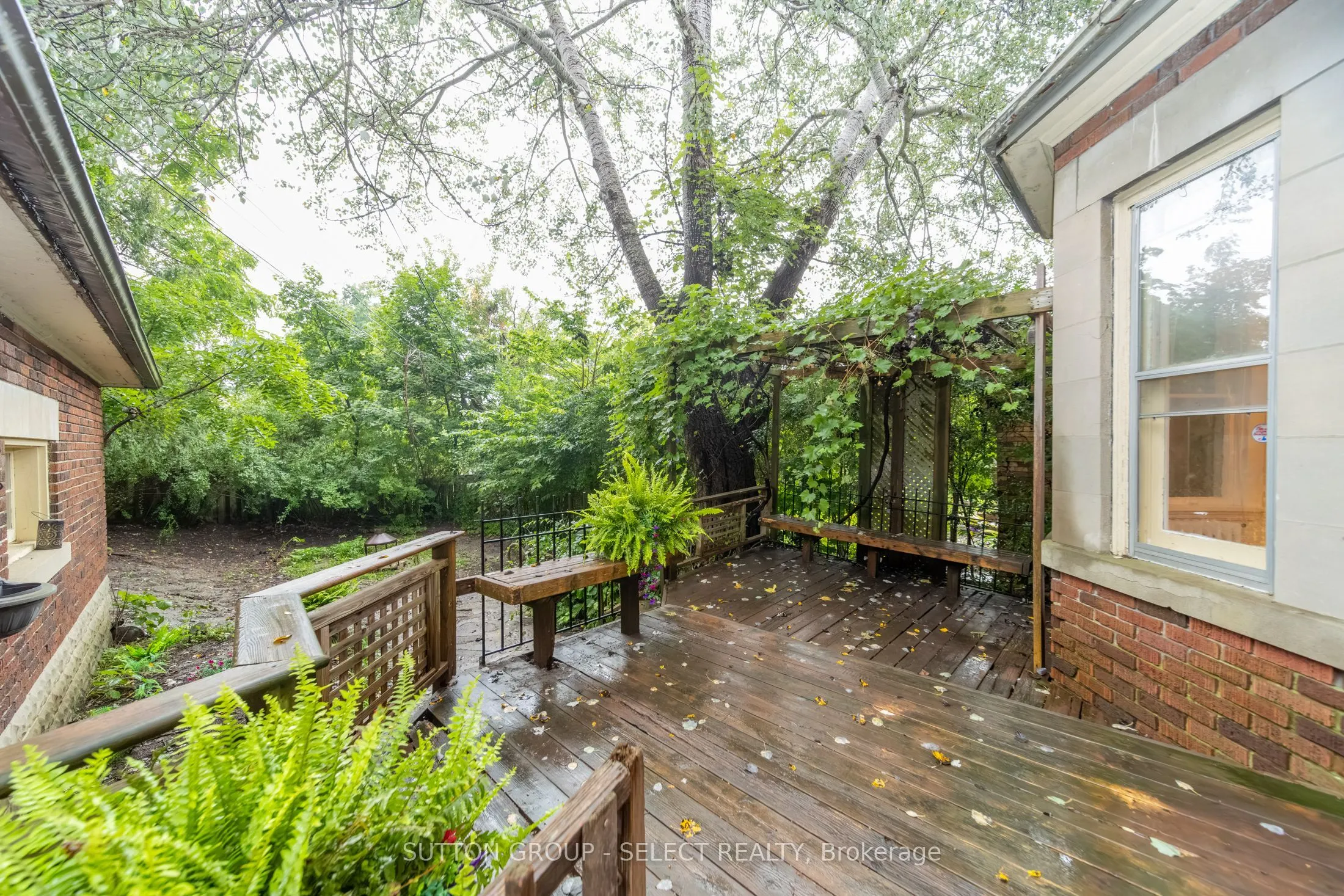 239 Ridout Street S