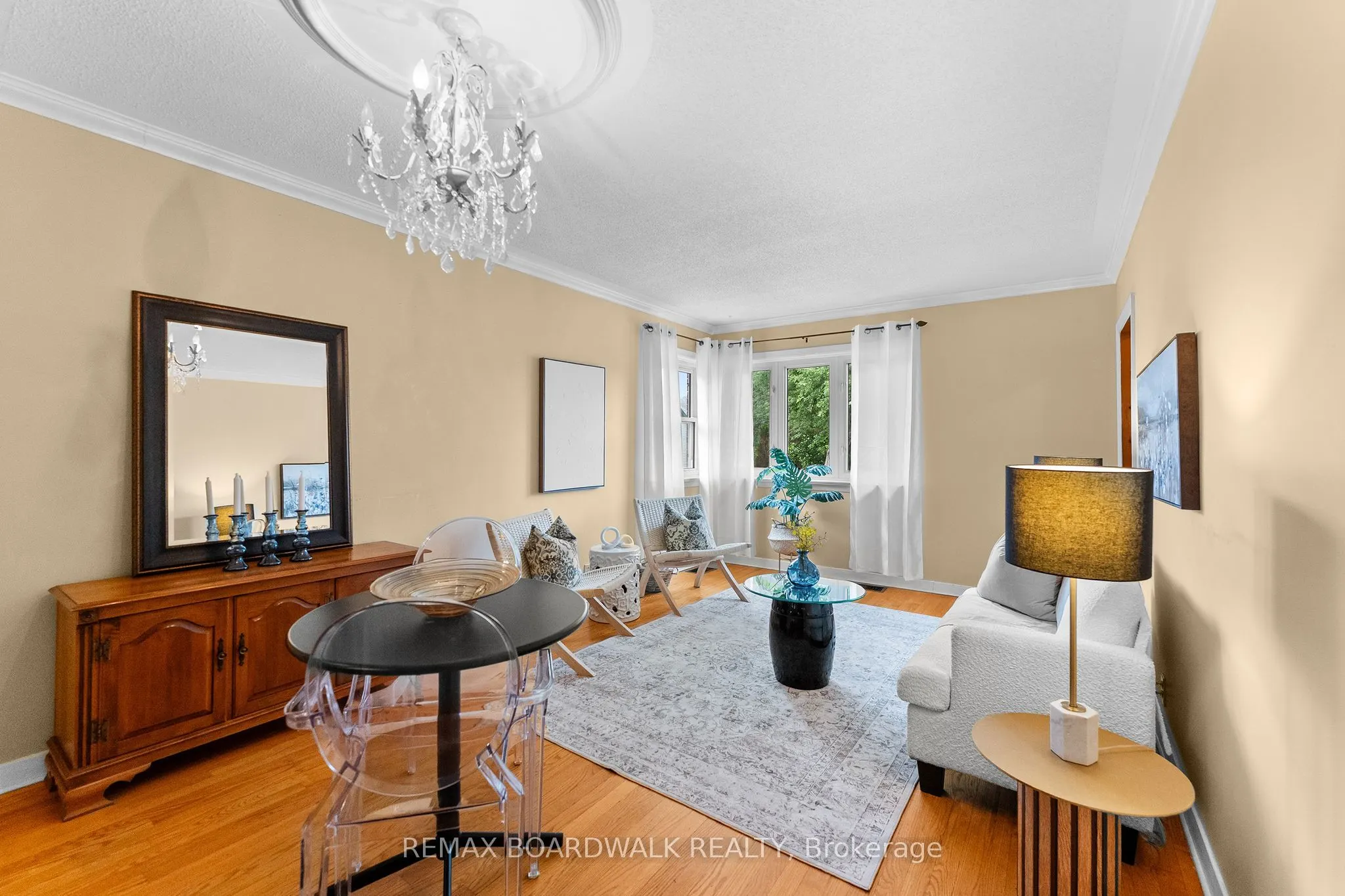 208 Oxford Street E