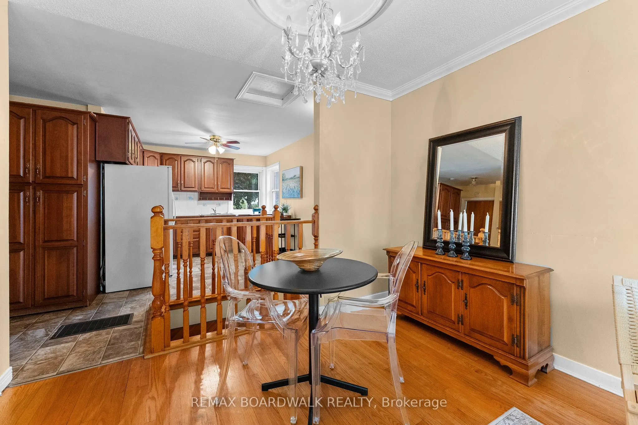 208 Oxford Street E