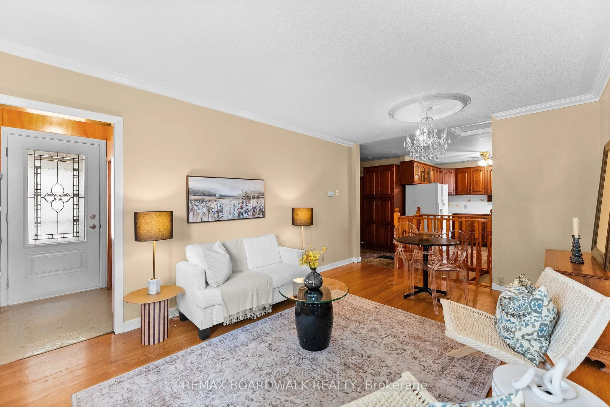 208 Oxford Street E