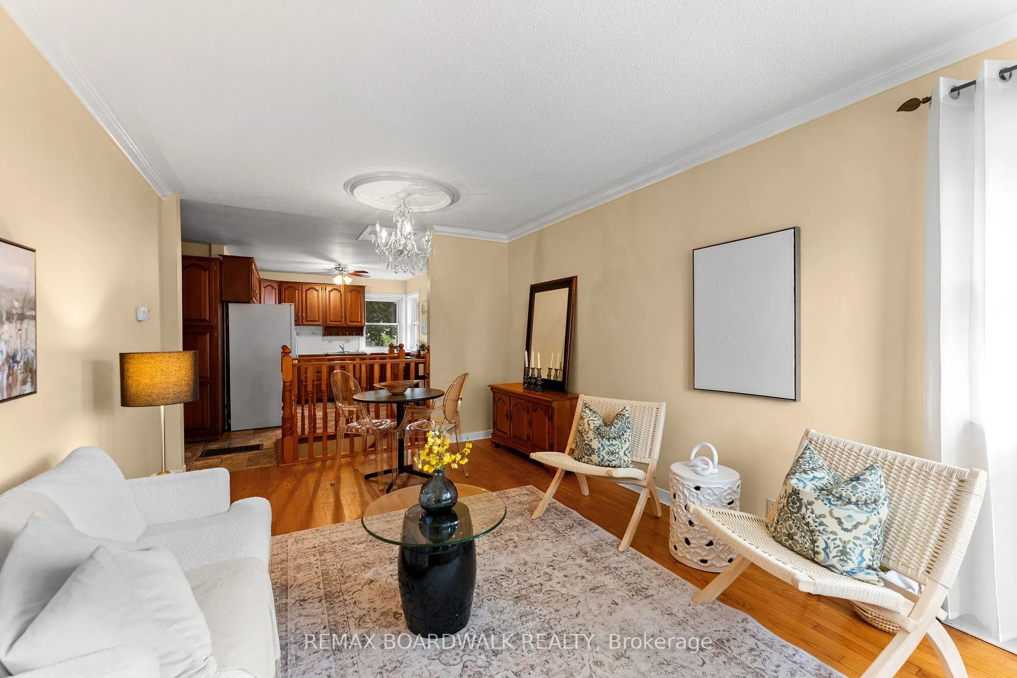 208 Oxford Street E