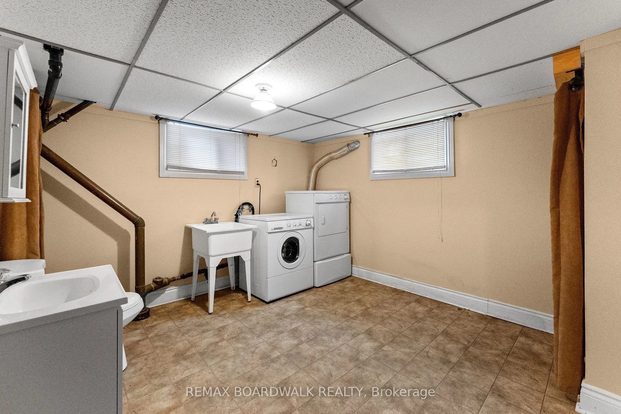 208 Oxford Street E