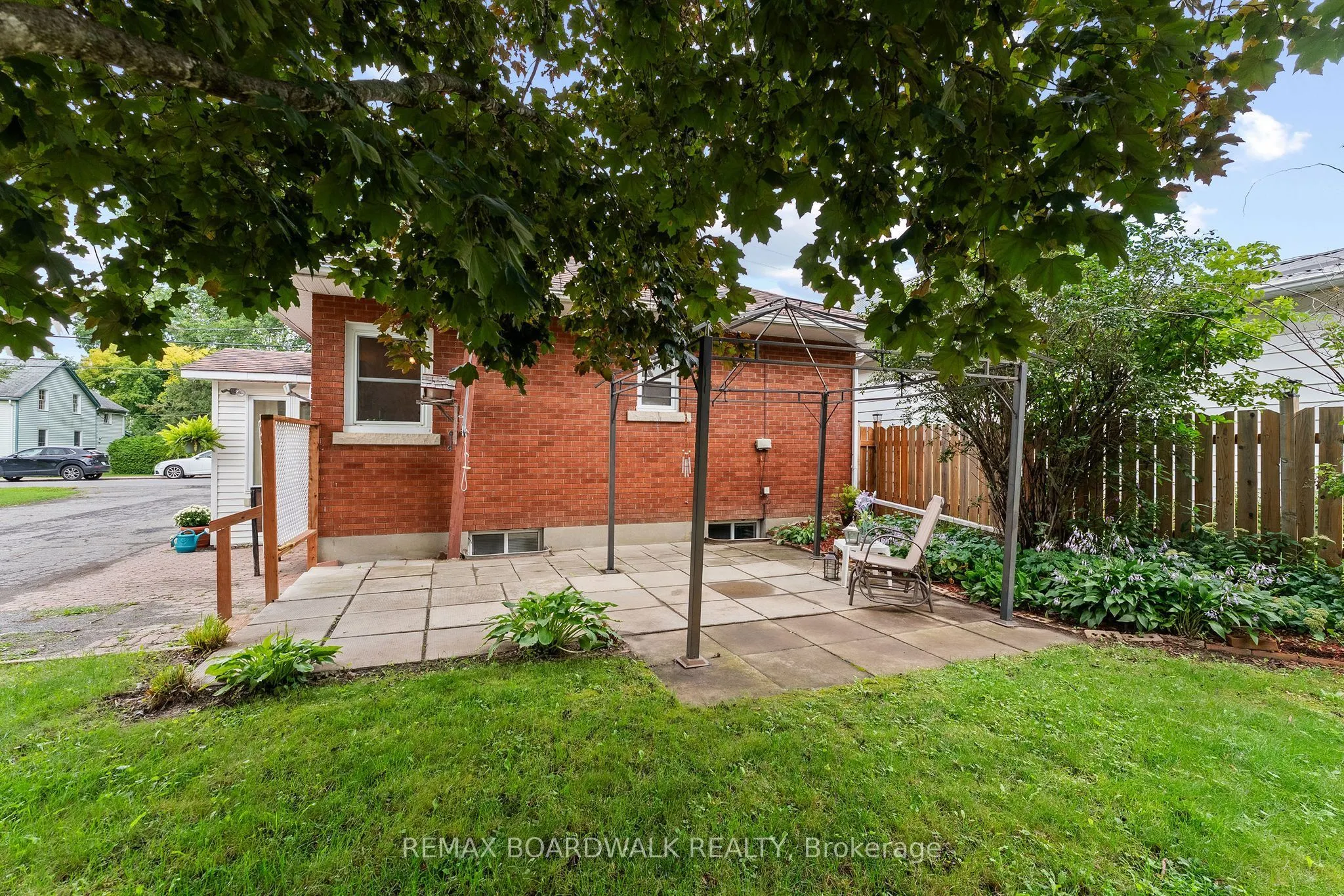208 Oxford Street E