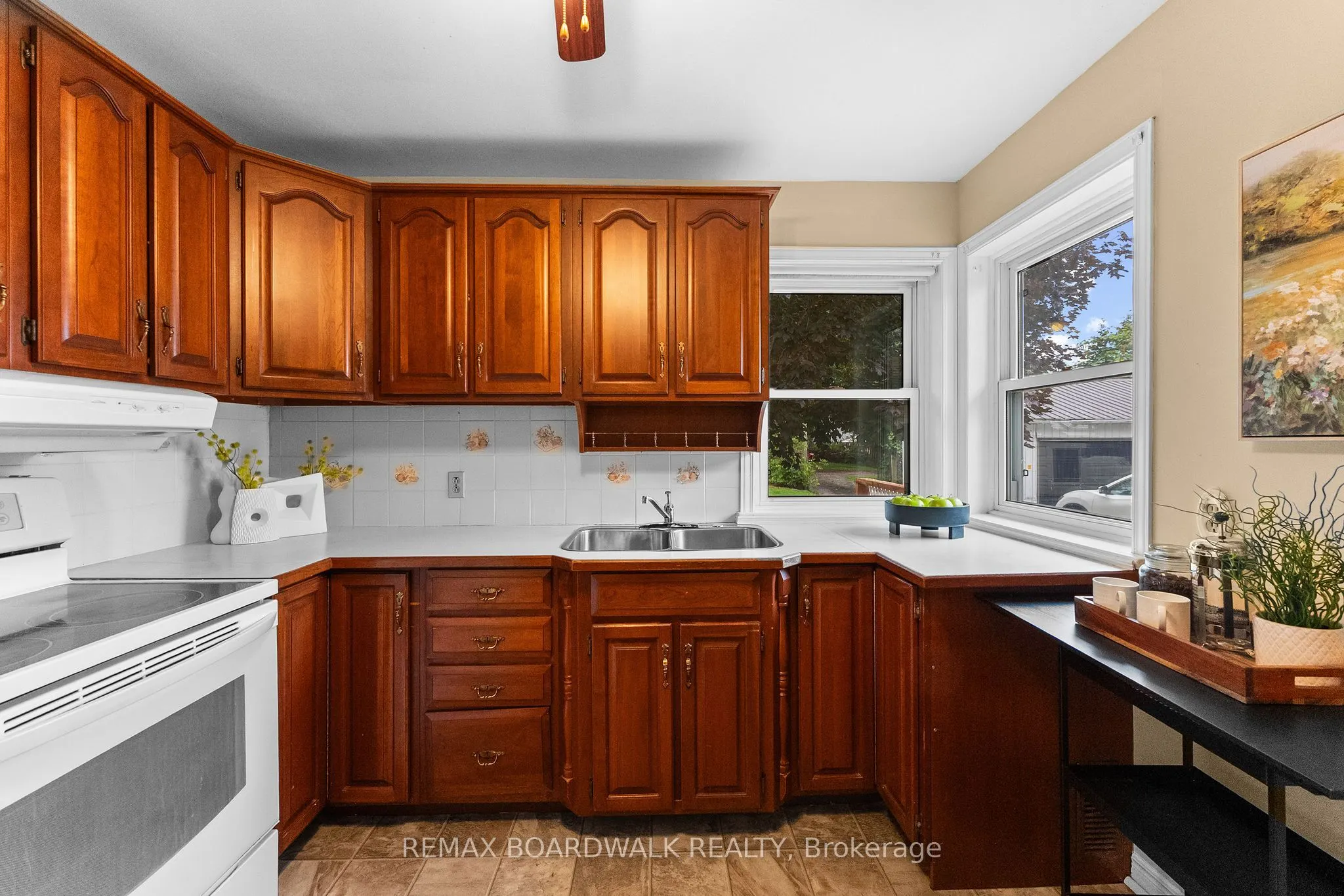 208 Oxford Street E