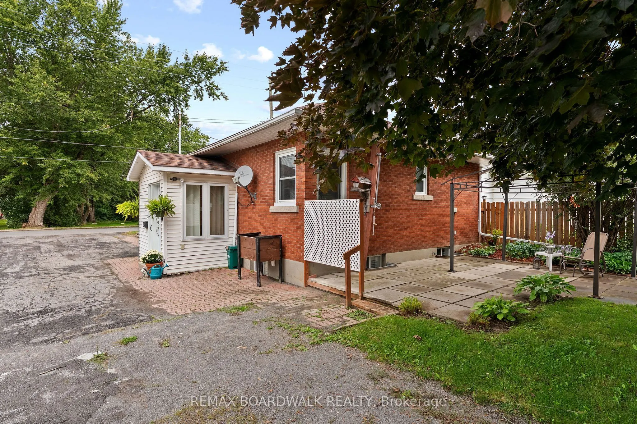 208 Oxford Street E