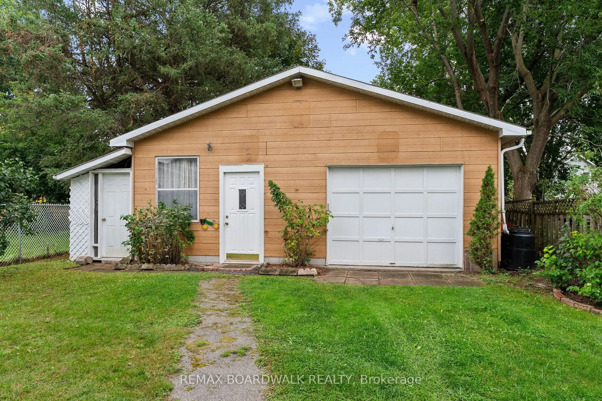 208 Oxford Street E