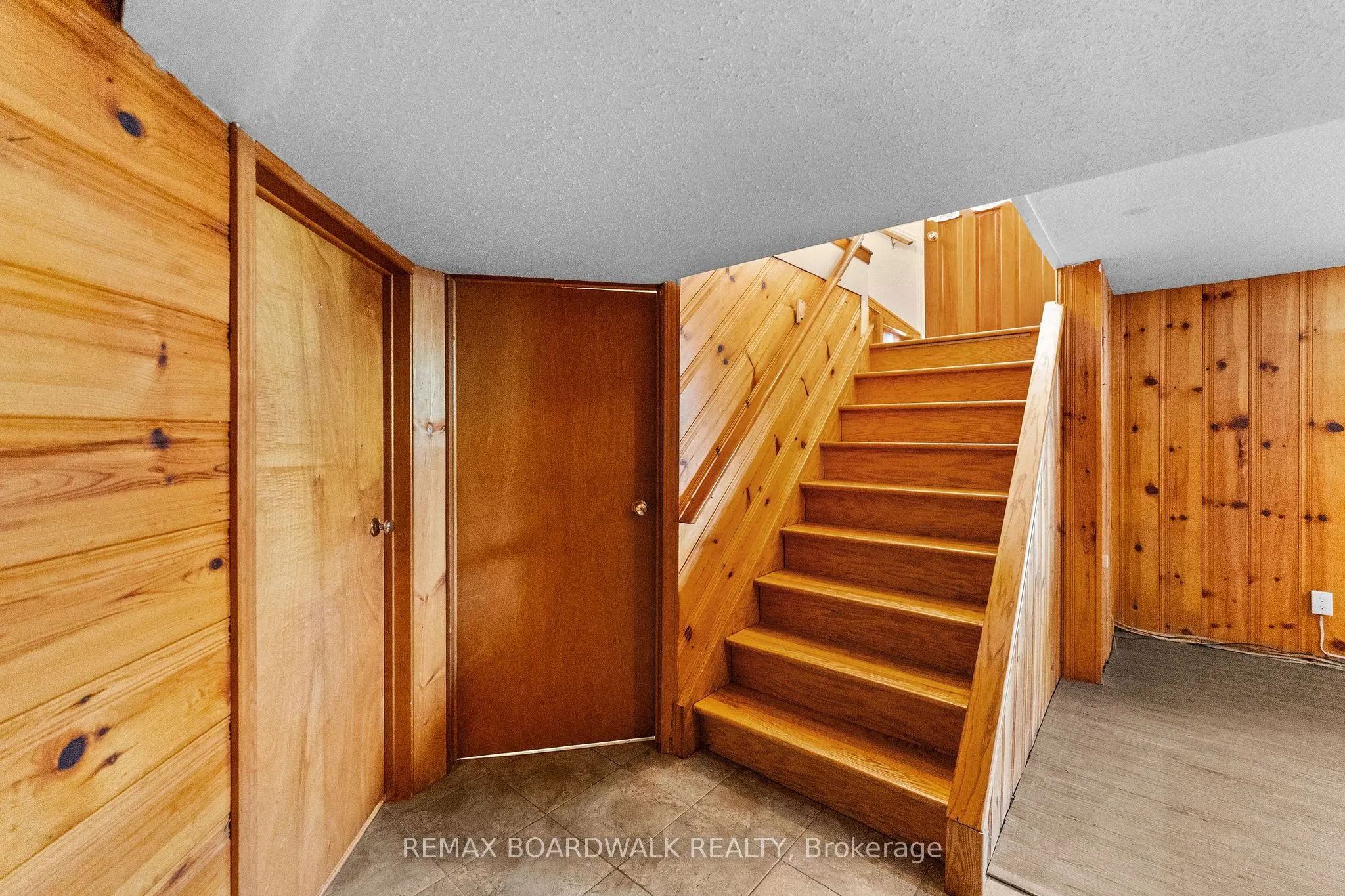 208 Oxford Street E