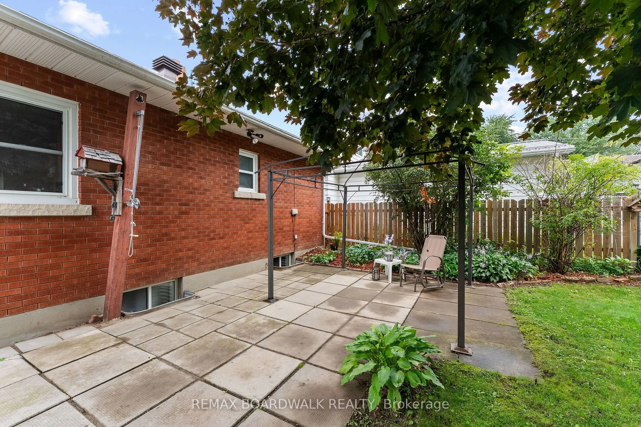 208 Oxford Street E