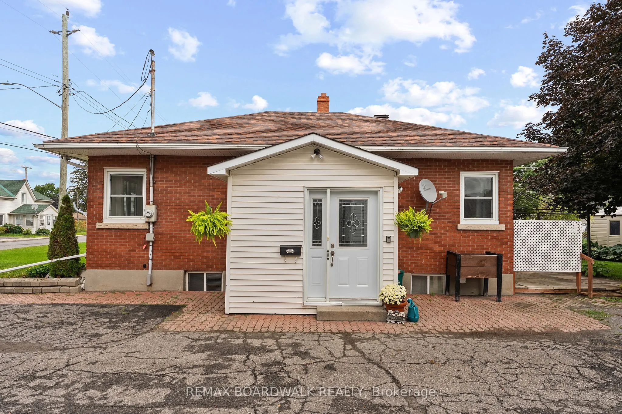 208 Oxford Street E