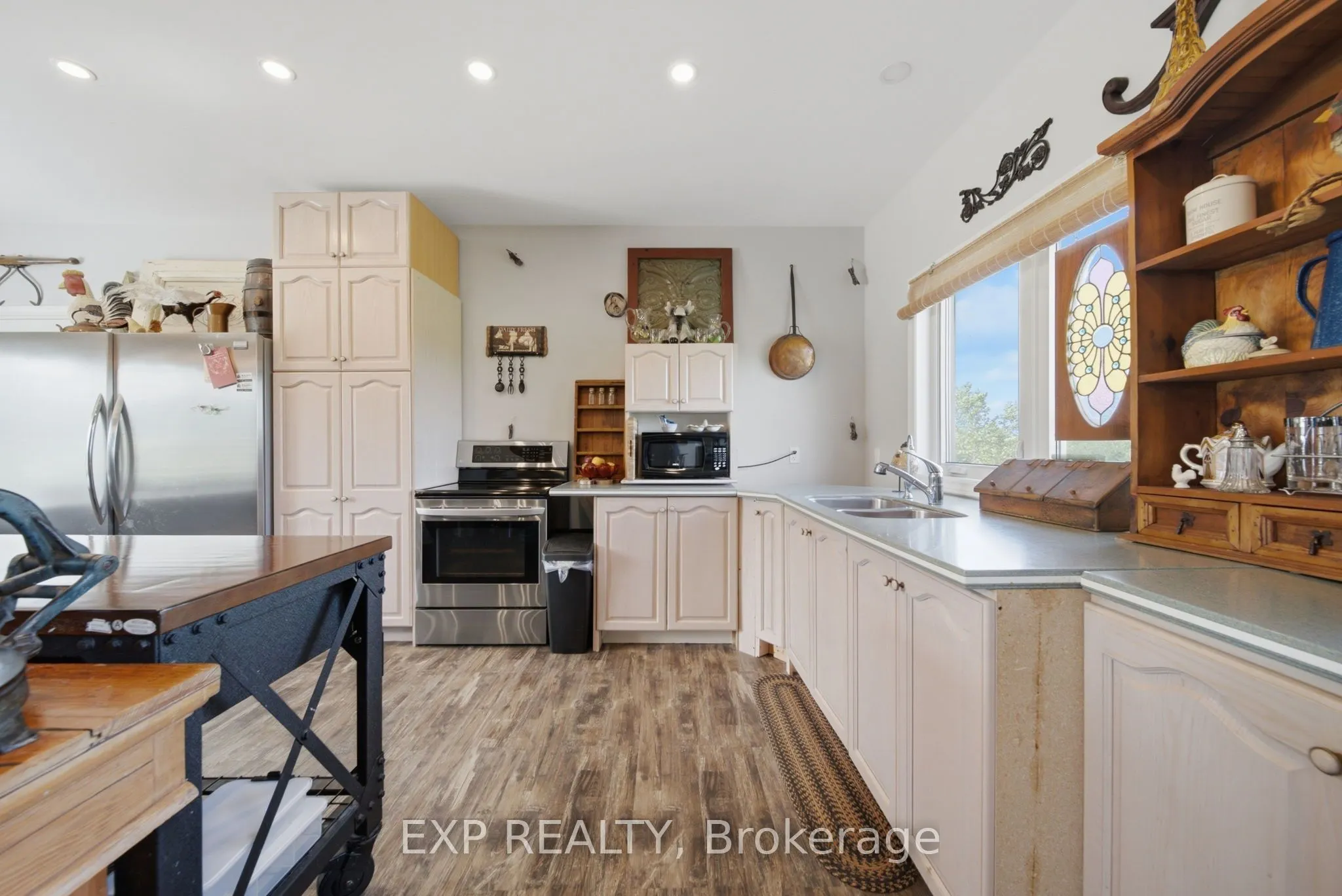 2166 Victoria Road