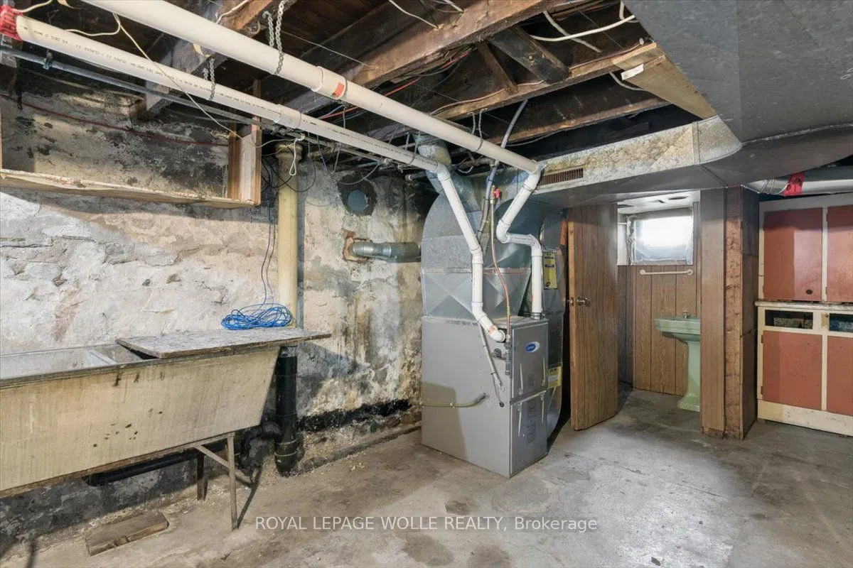 427 Duke Street W
