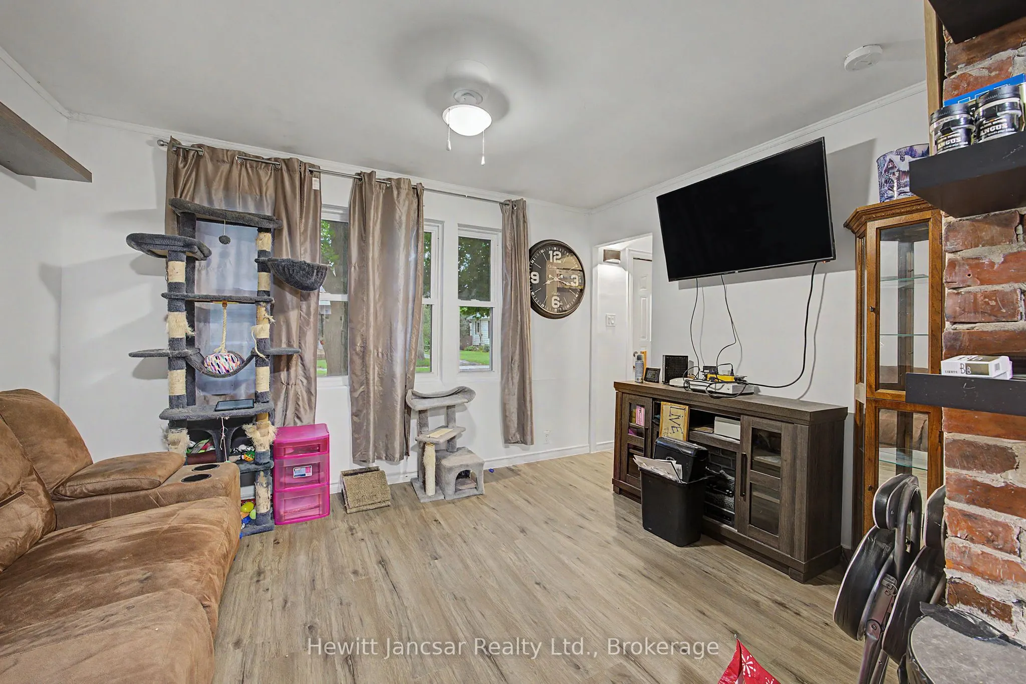 27 CHESTNUT Street W