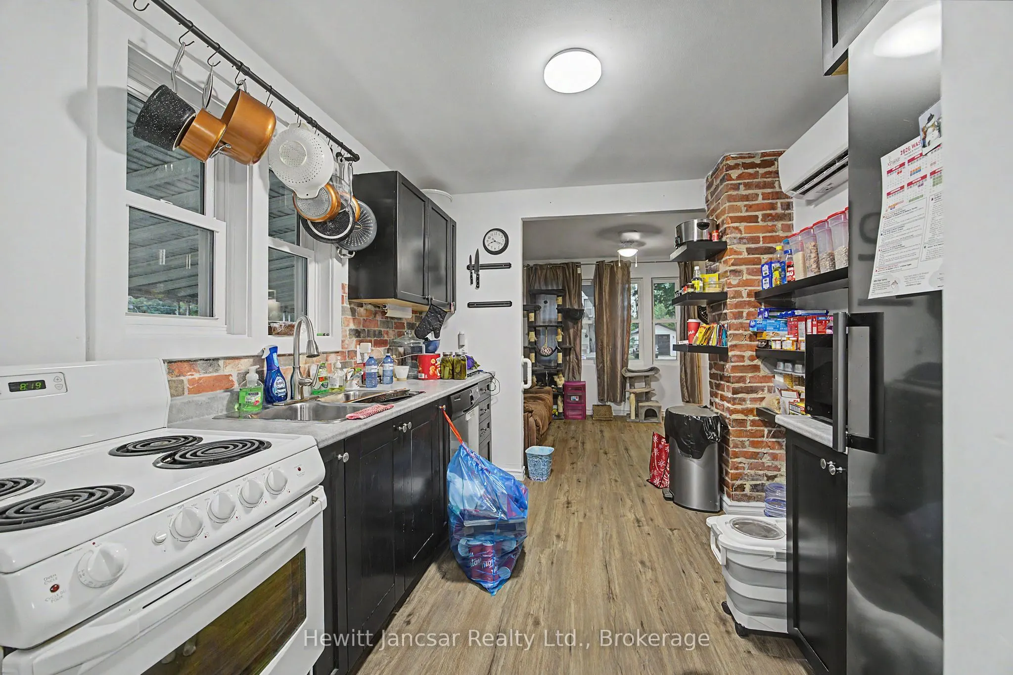 27 CHESTNUT Street W