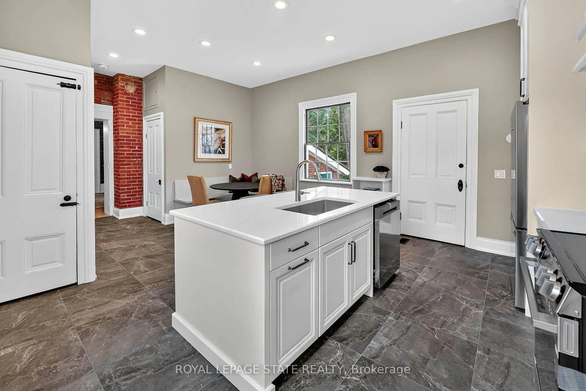 262 Main Street W