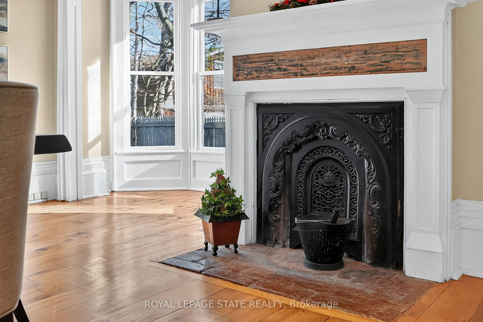 262 Main Street W