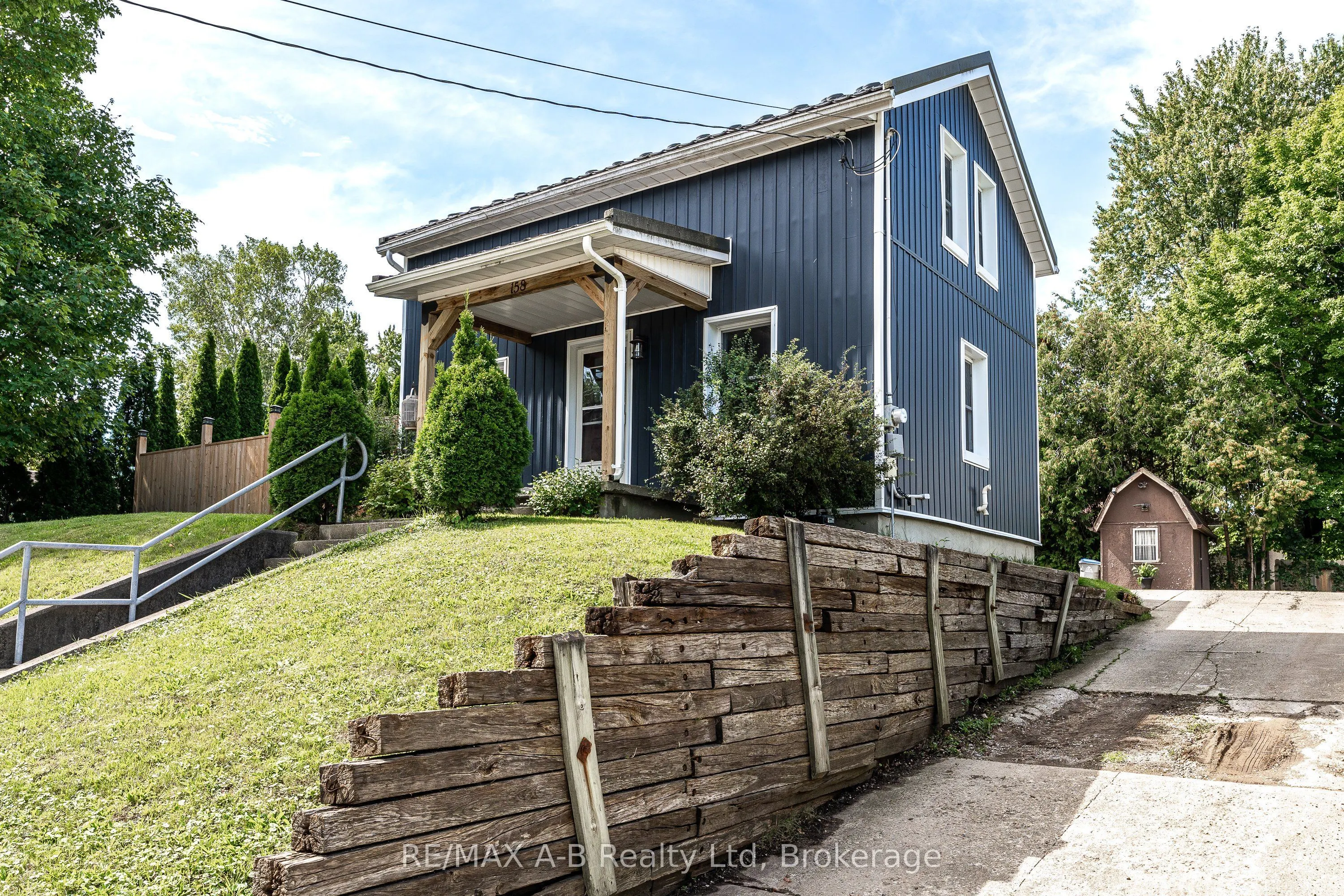 158 James Street N