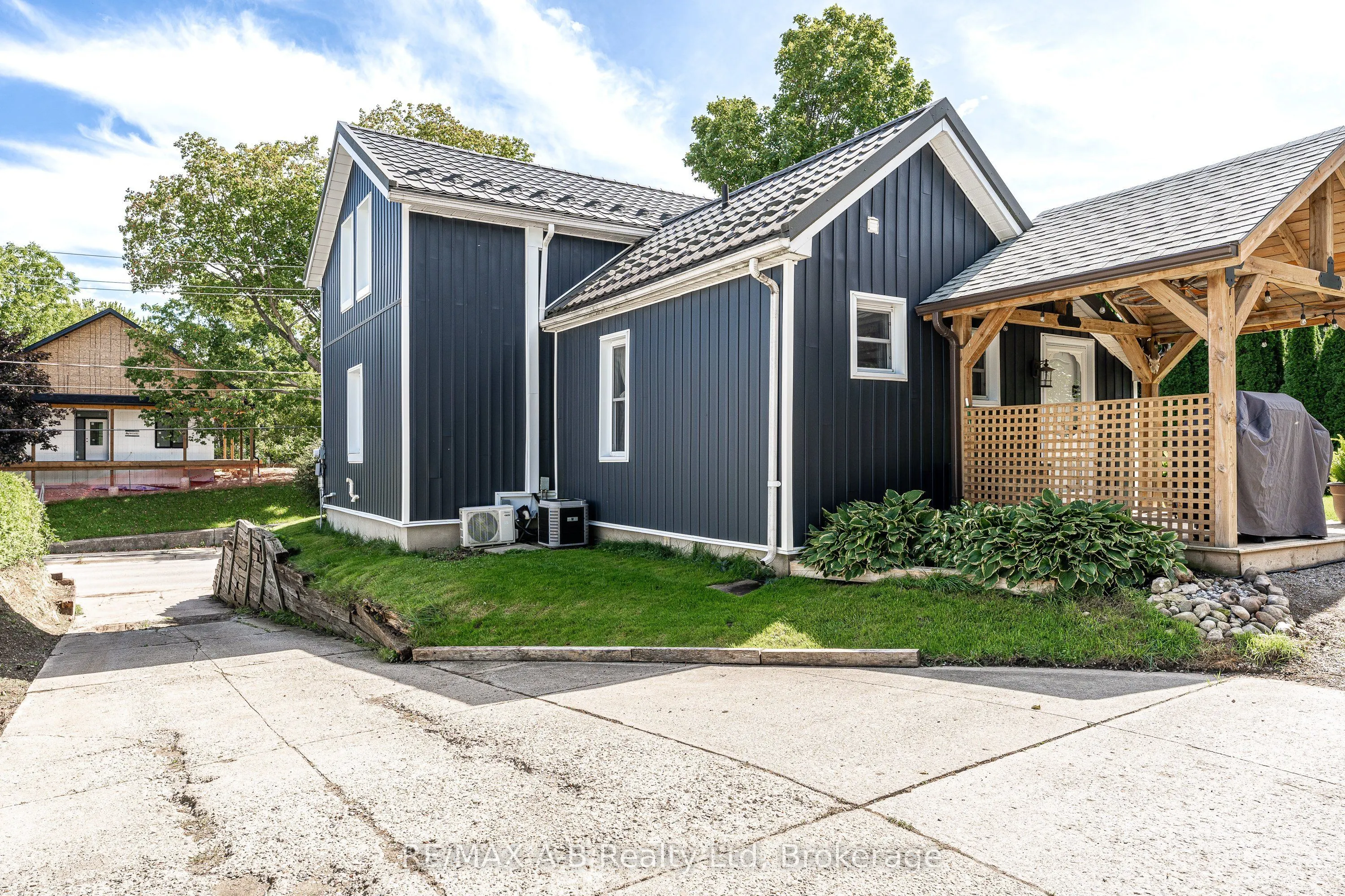 158 James Street N