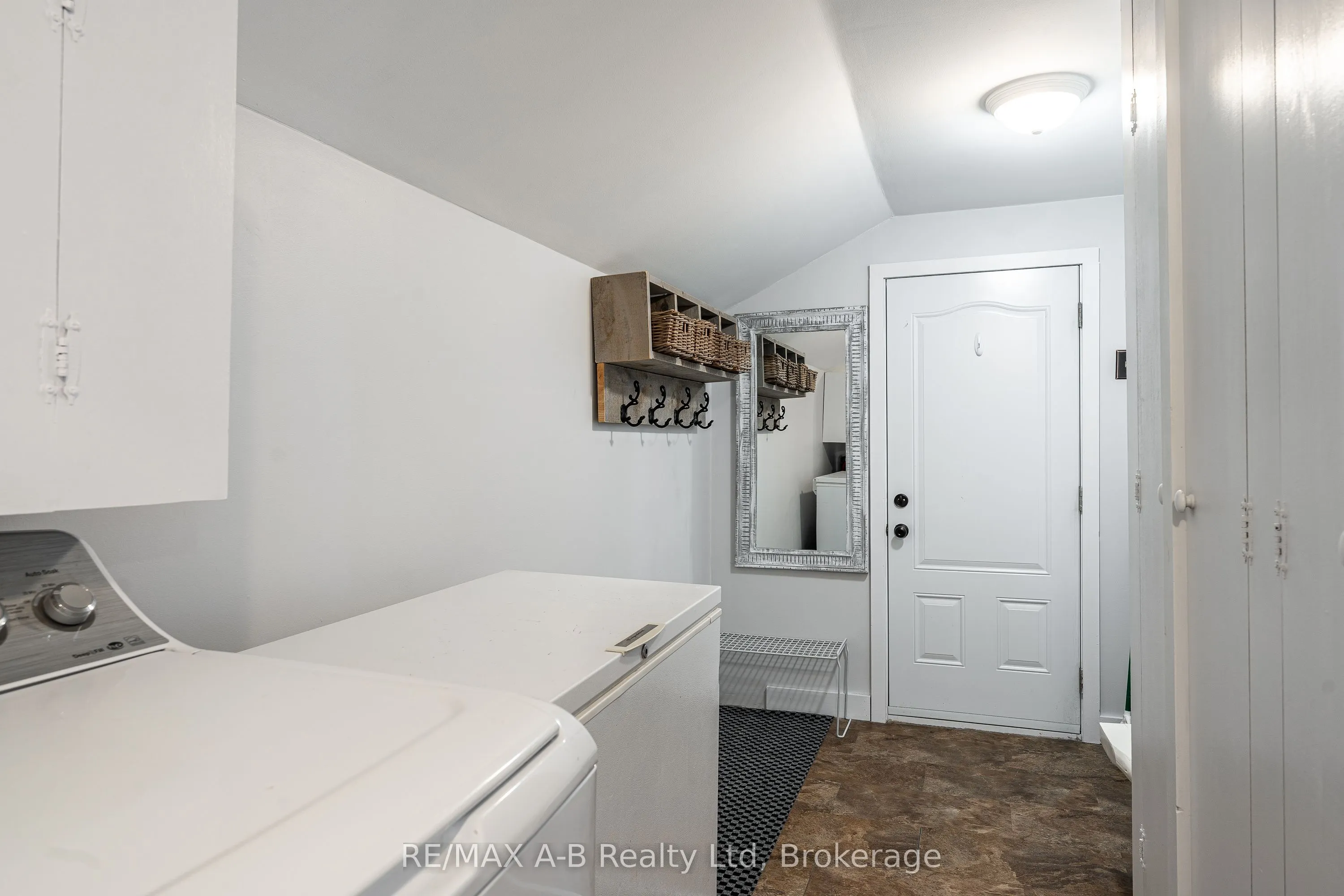 158 James Street N