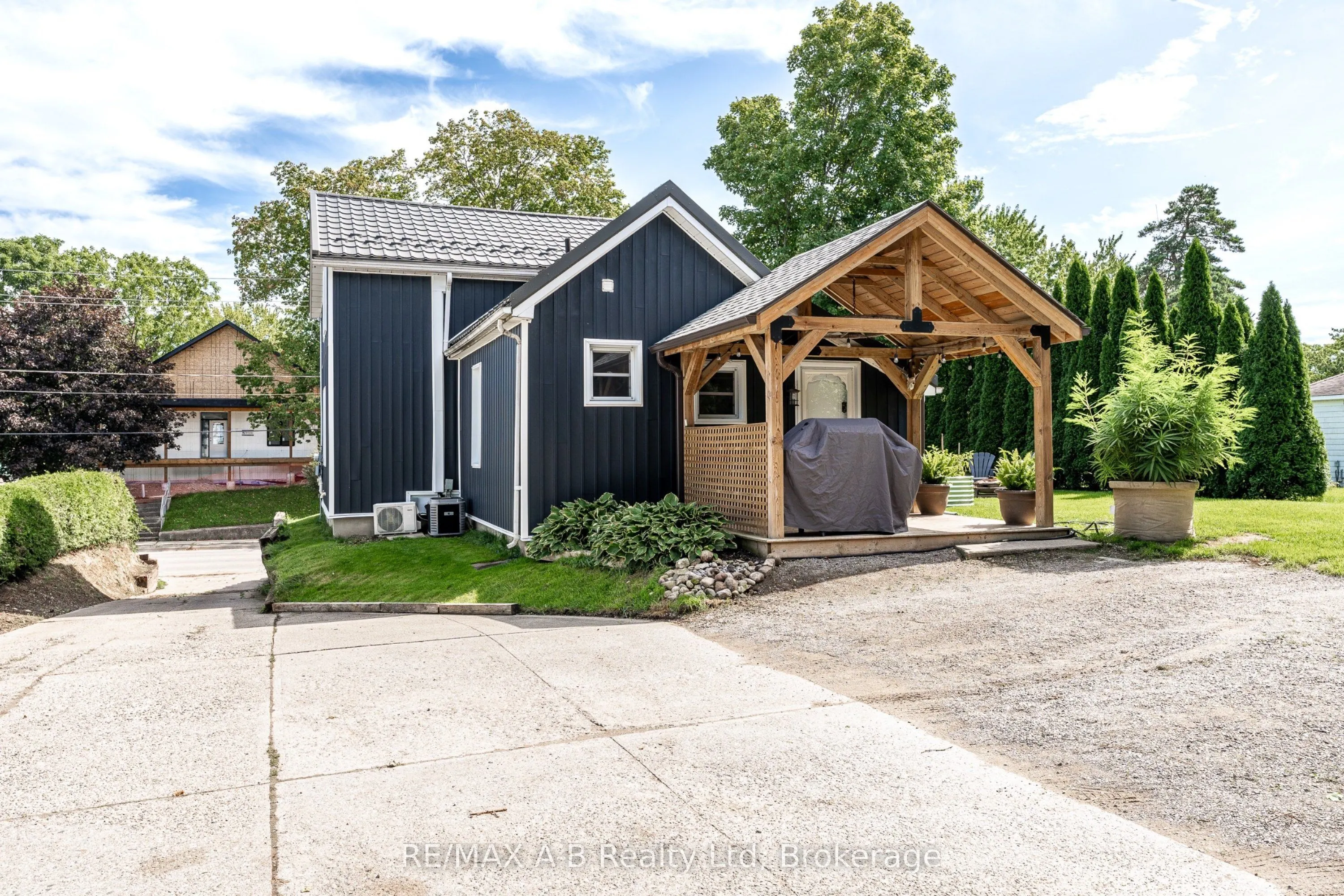 158 James Street N
