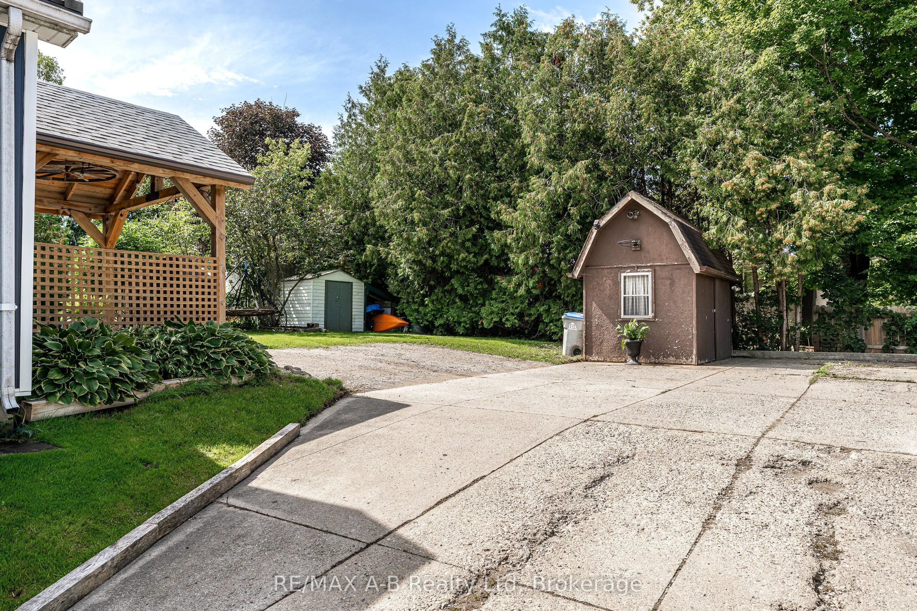 158 James Street N