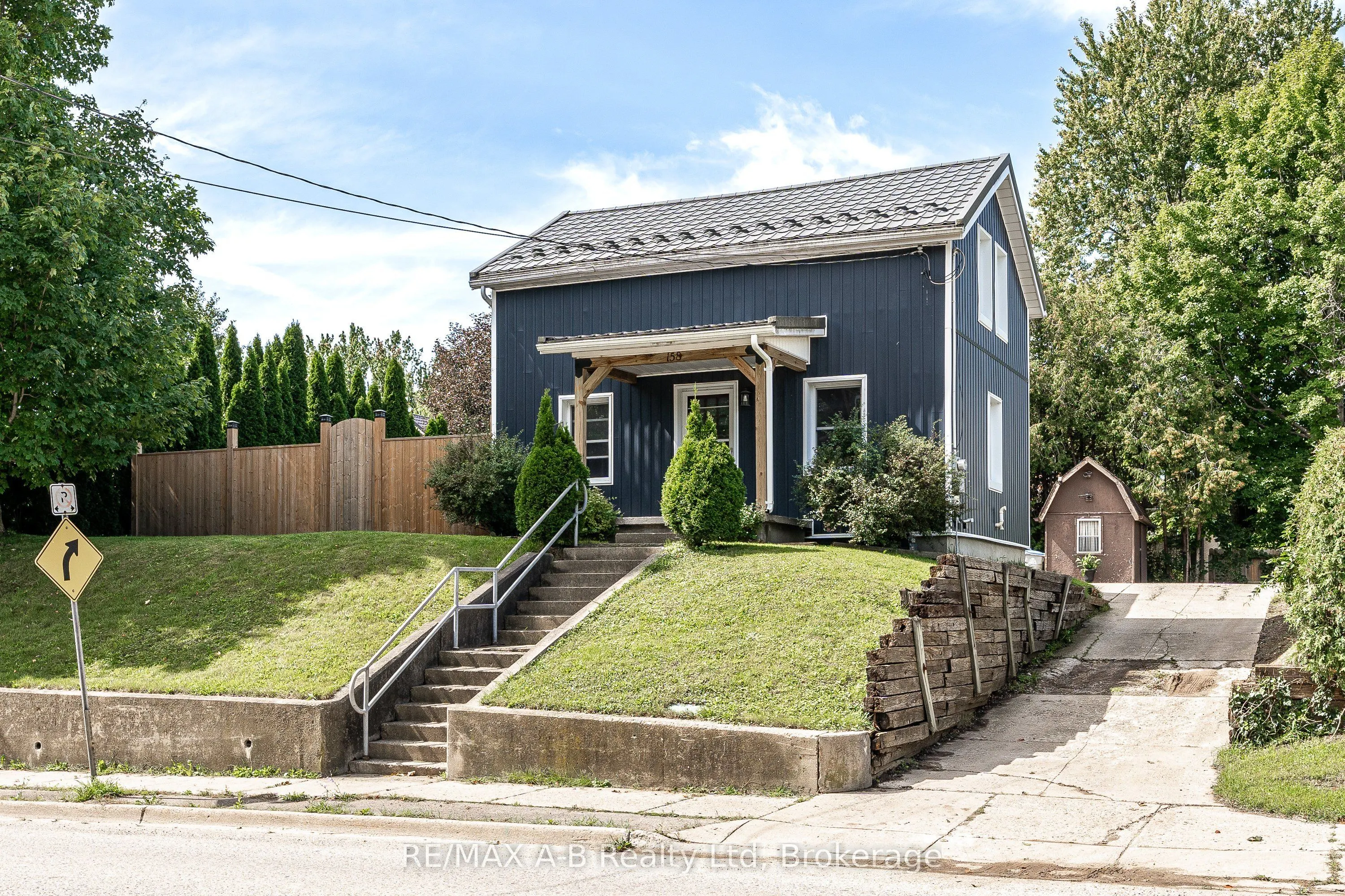 158 James Street N