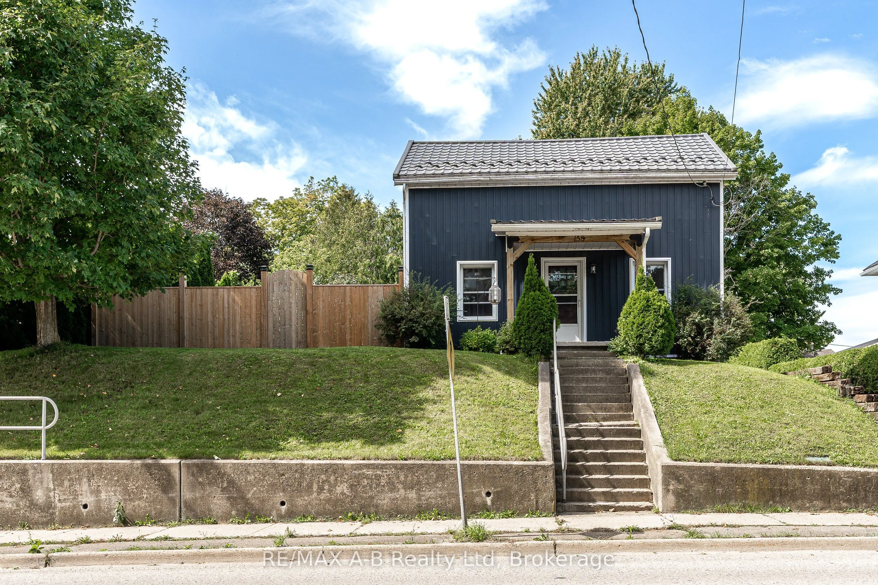 158 James Street N