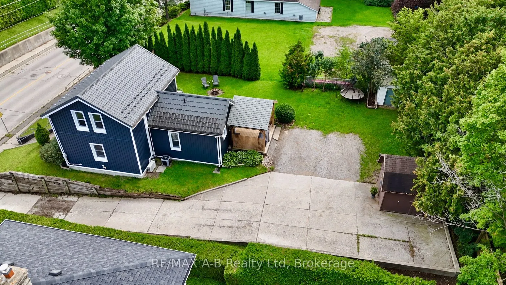 158 James Street N