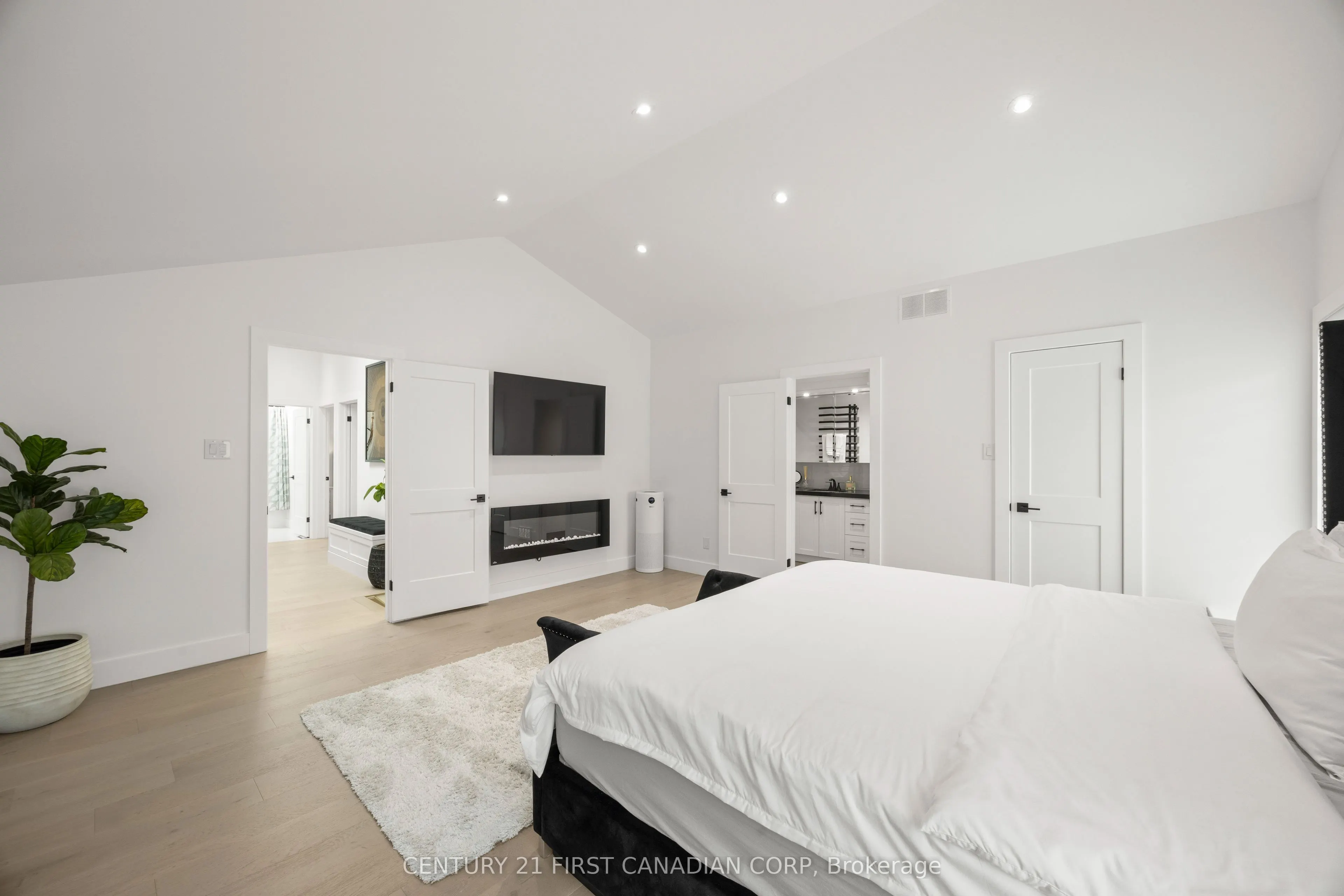 28 Lindbrook Court