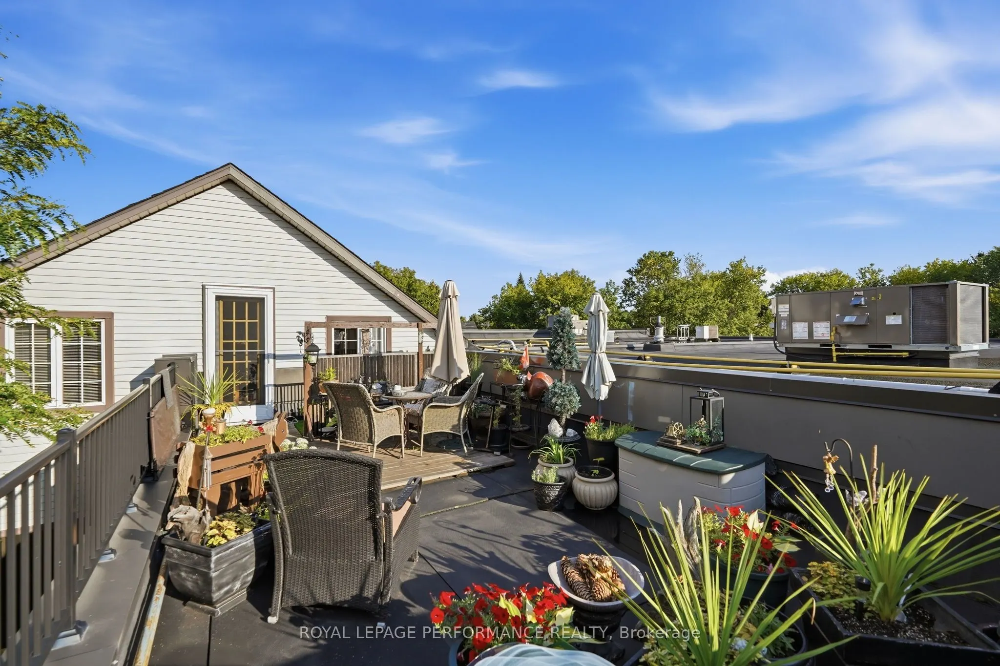 692 Main Street E