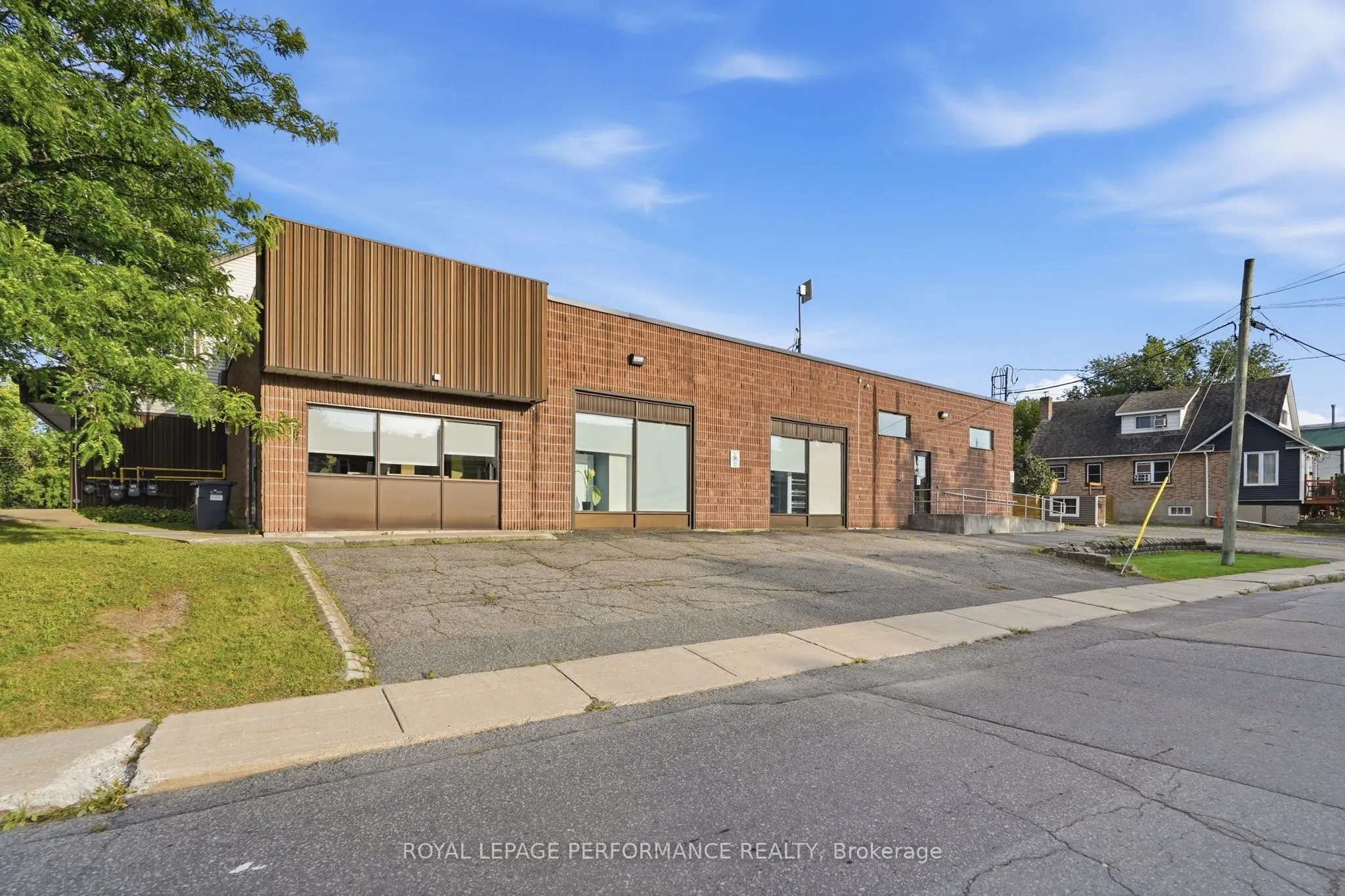 692 Main Street E