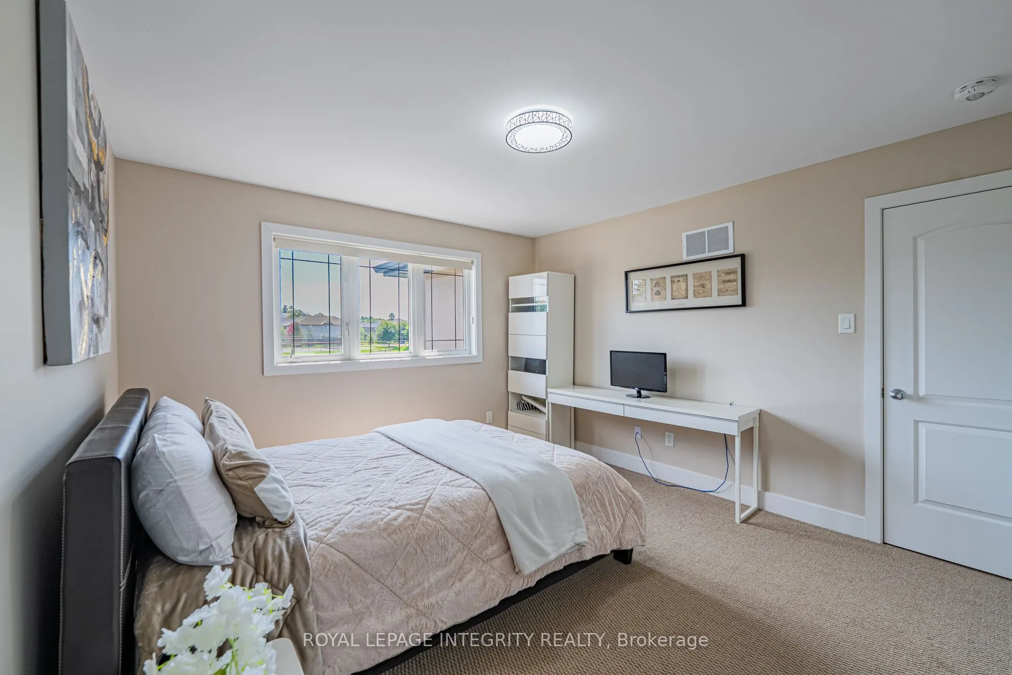 176 ESCARPMENT Crescent