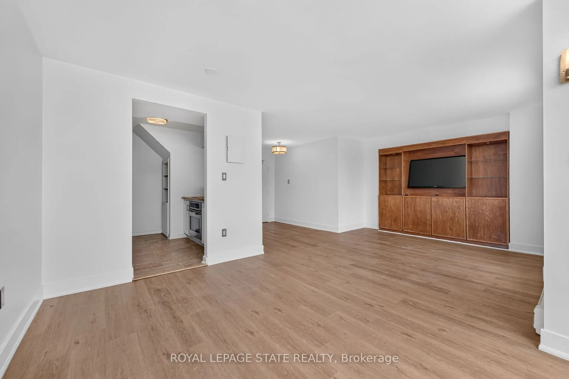 10 John Street W #409