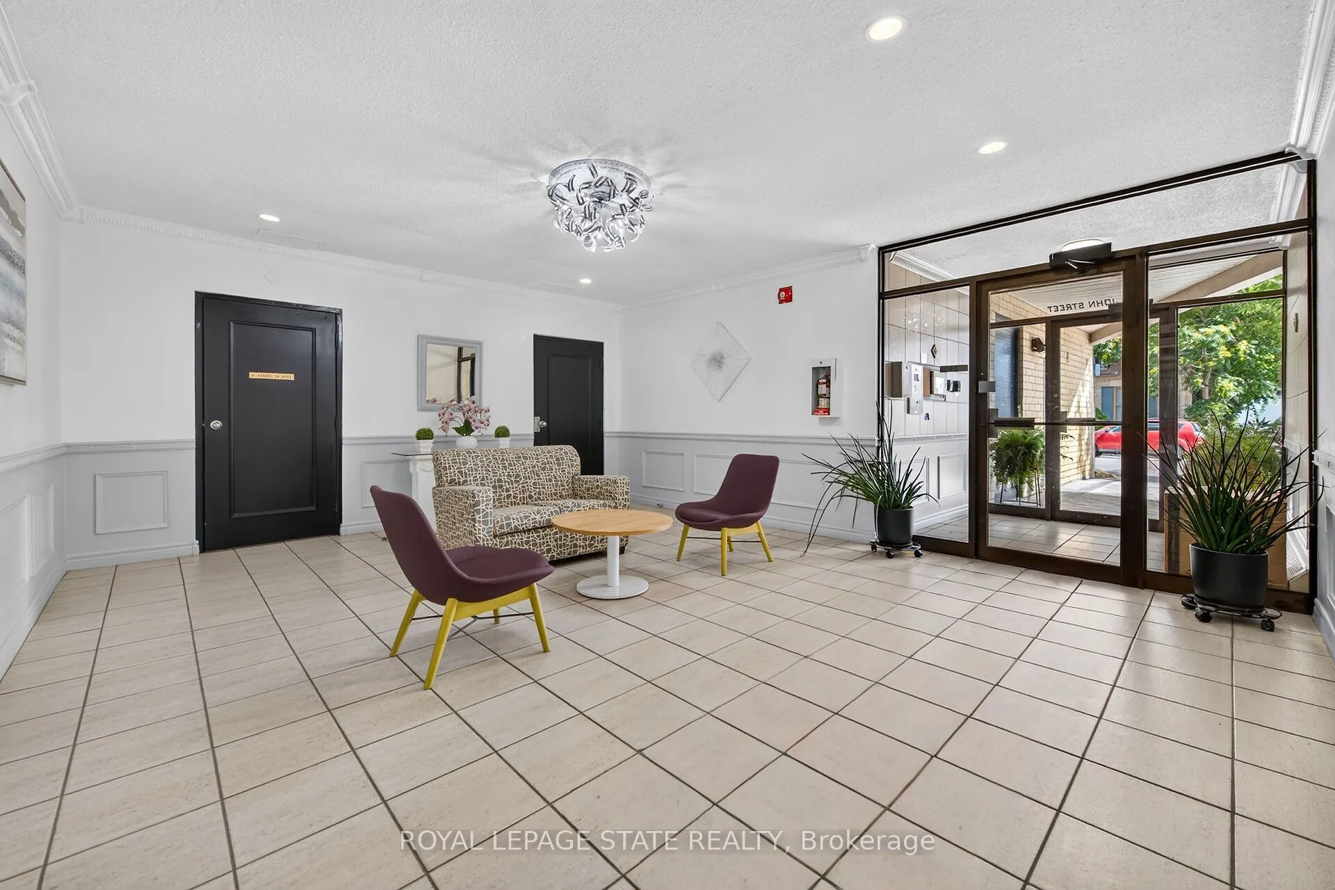10 John Street W #409