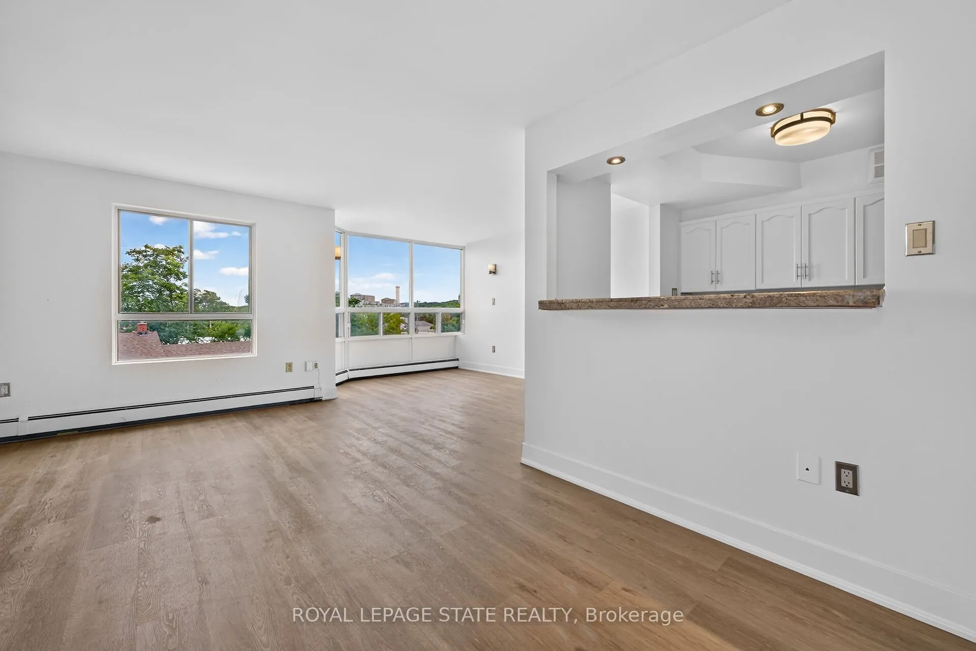 10 John Street W #409
