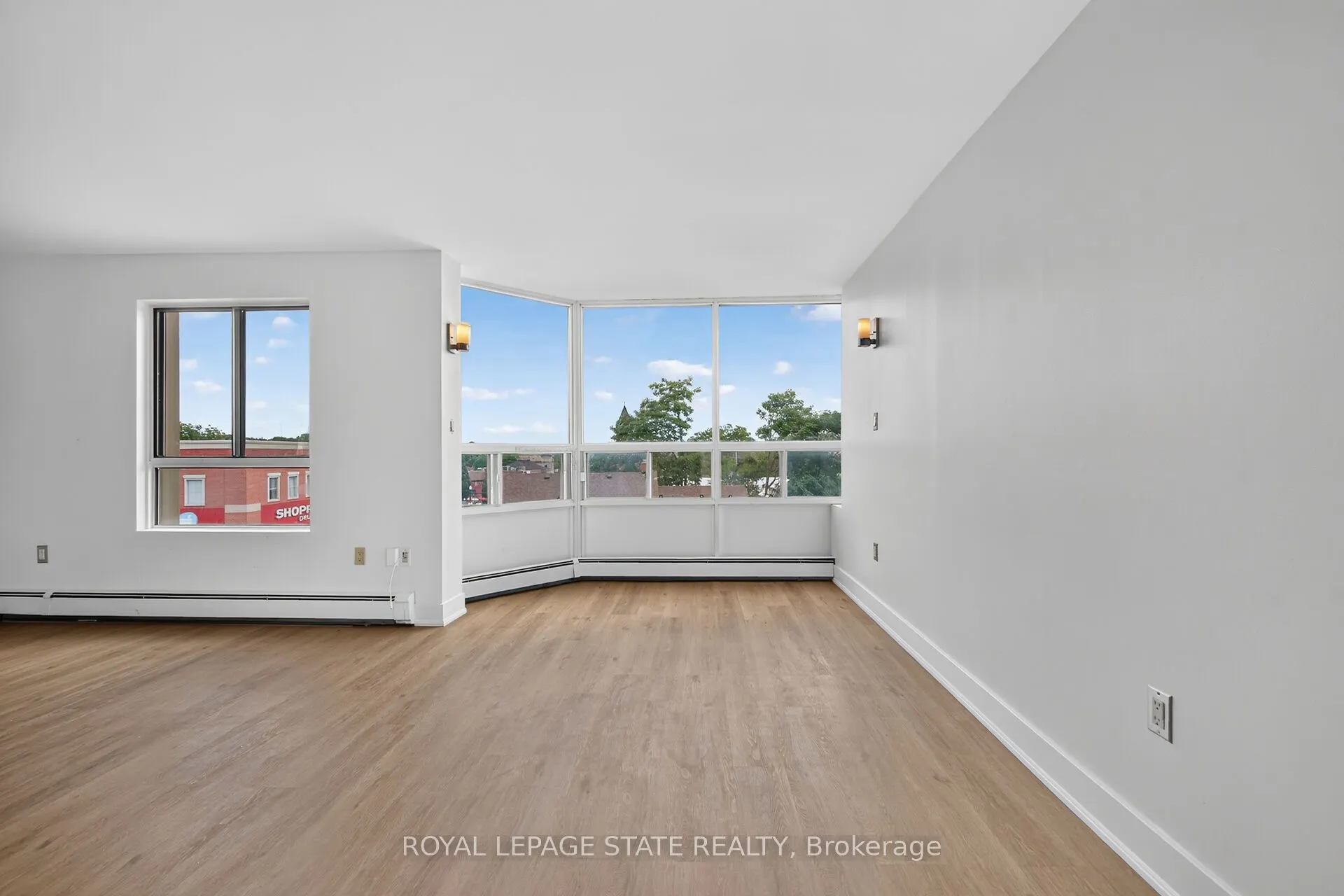 10 John Street W #409