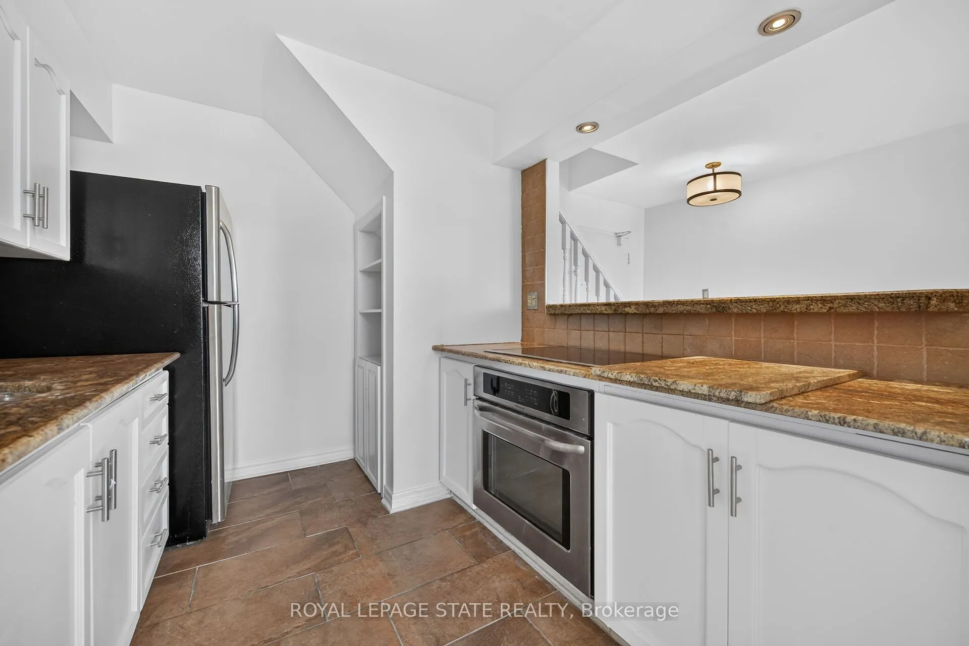 10 John Street W #409