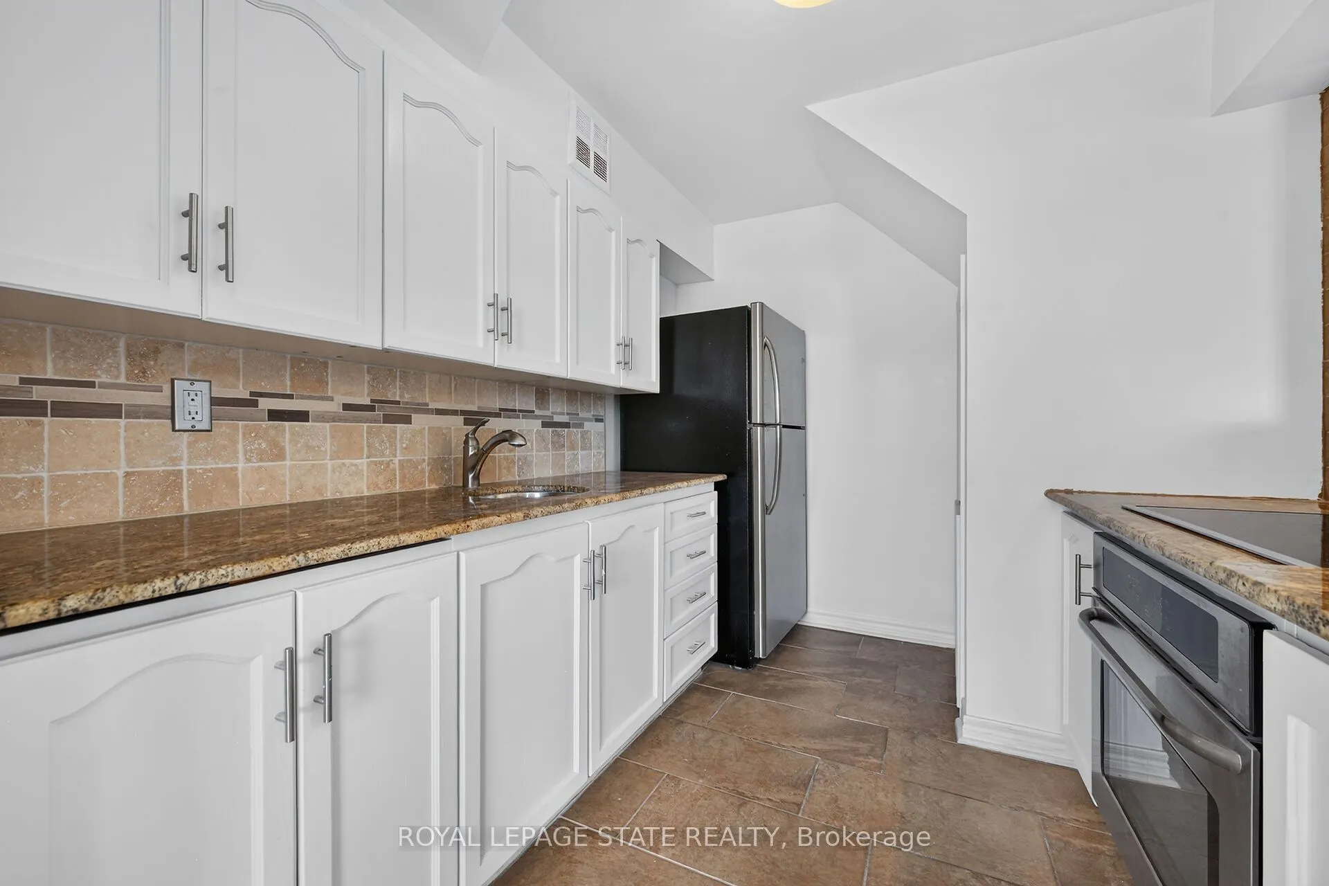 10 John Street W #409