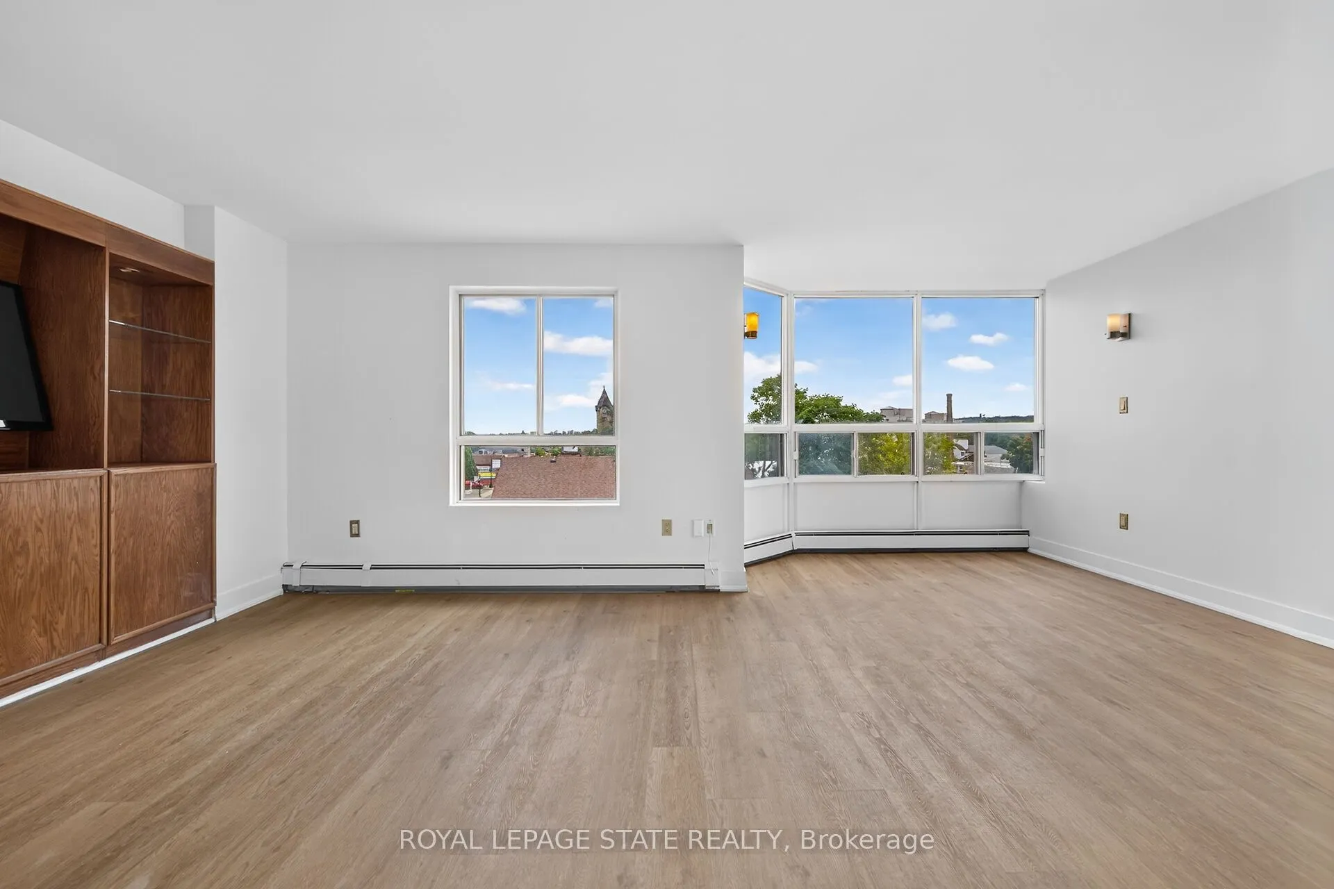 10 John Street W #409