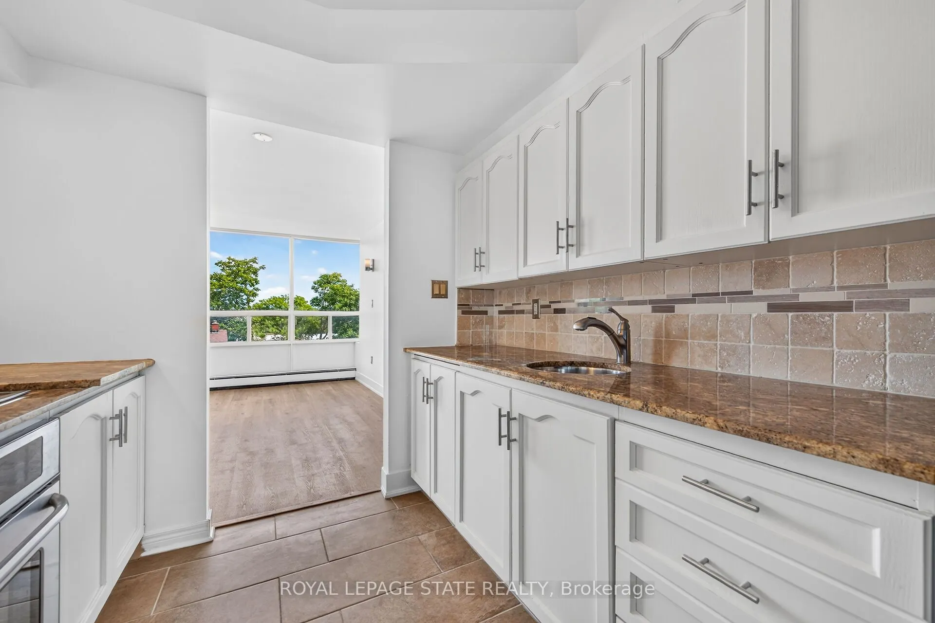 10 John Street W #409