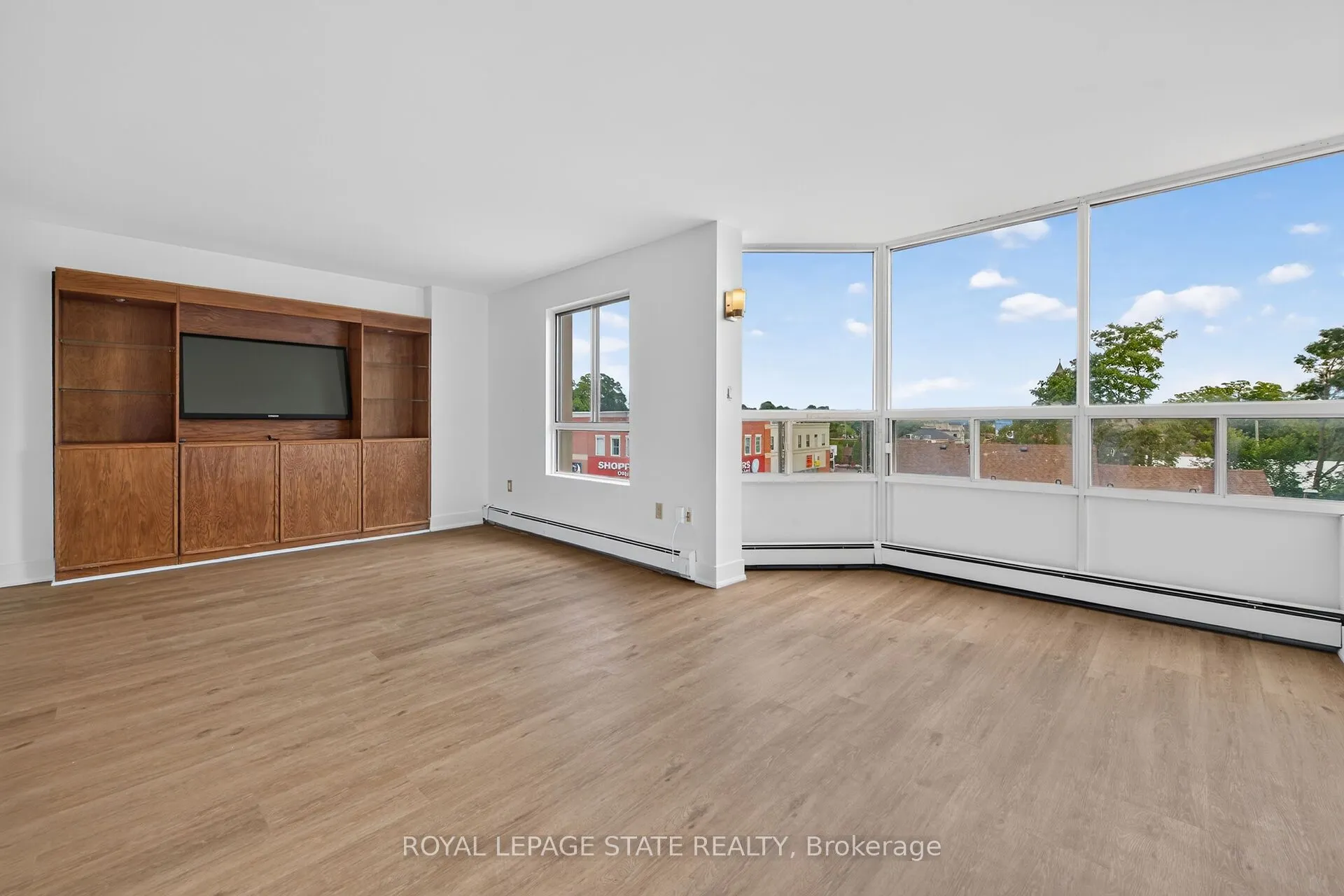 10 John Street W #409