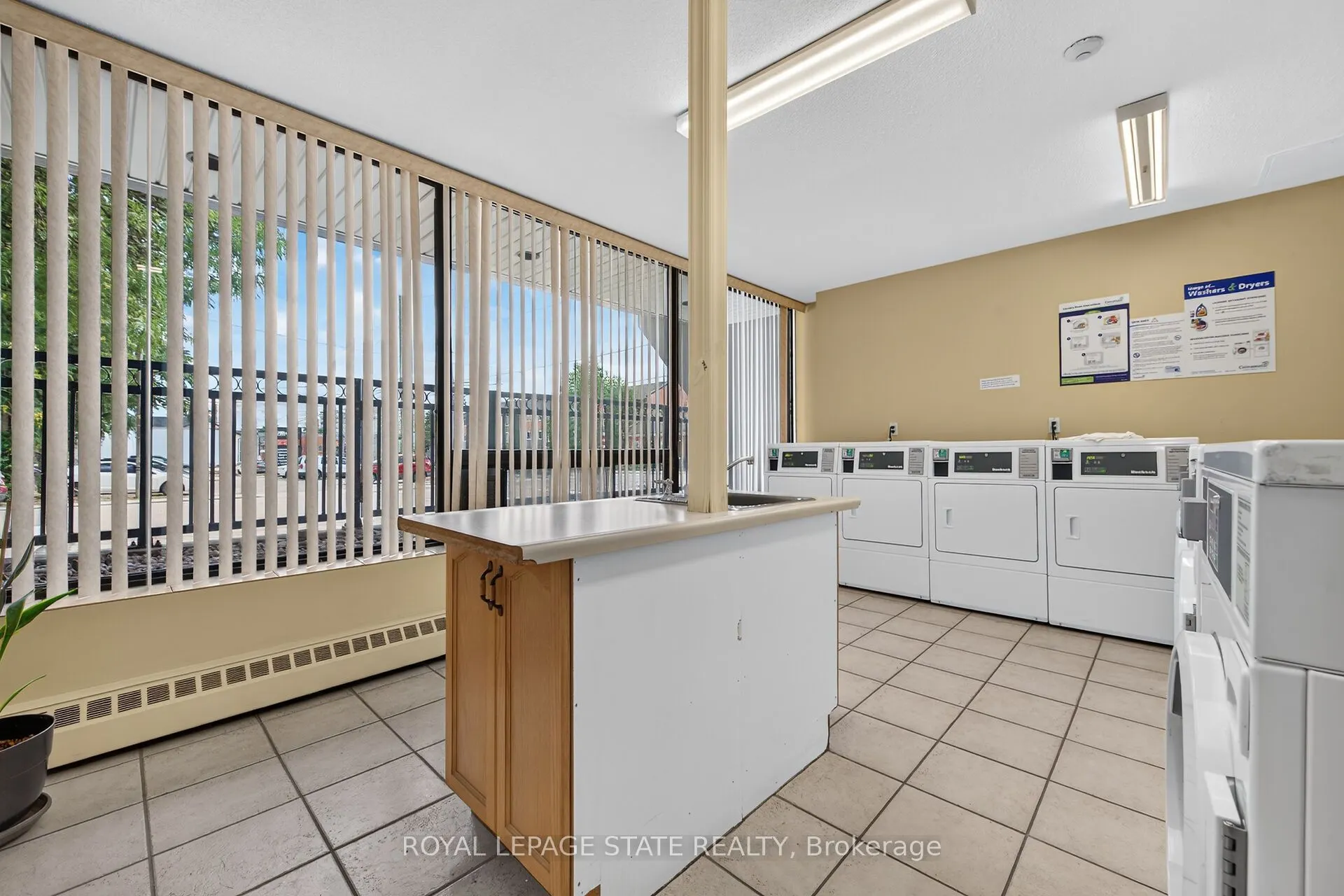 10 John Street W #409