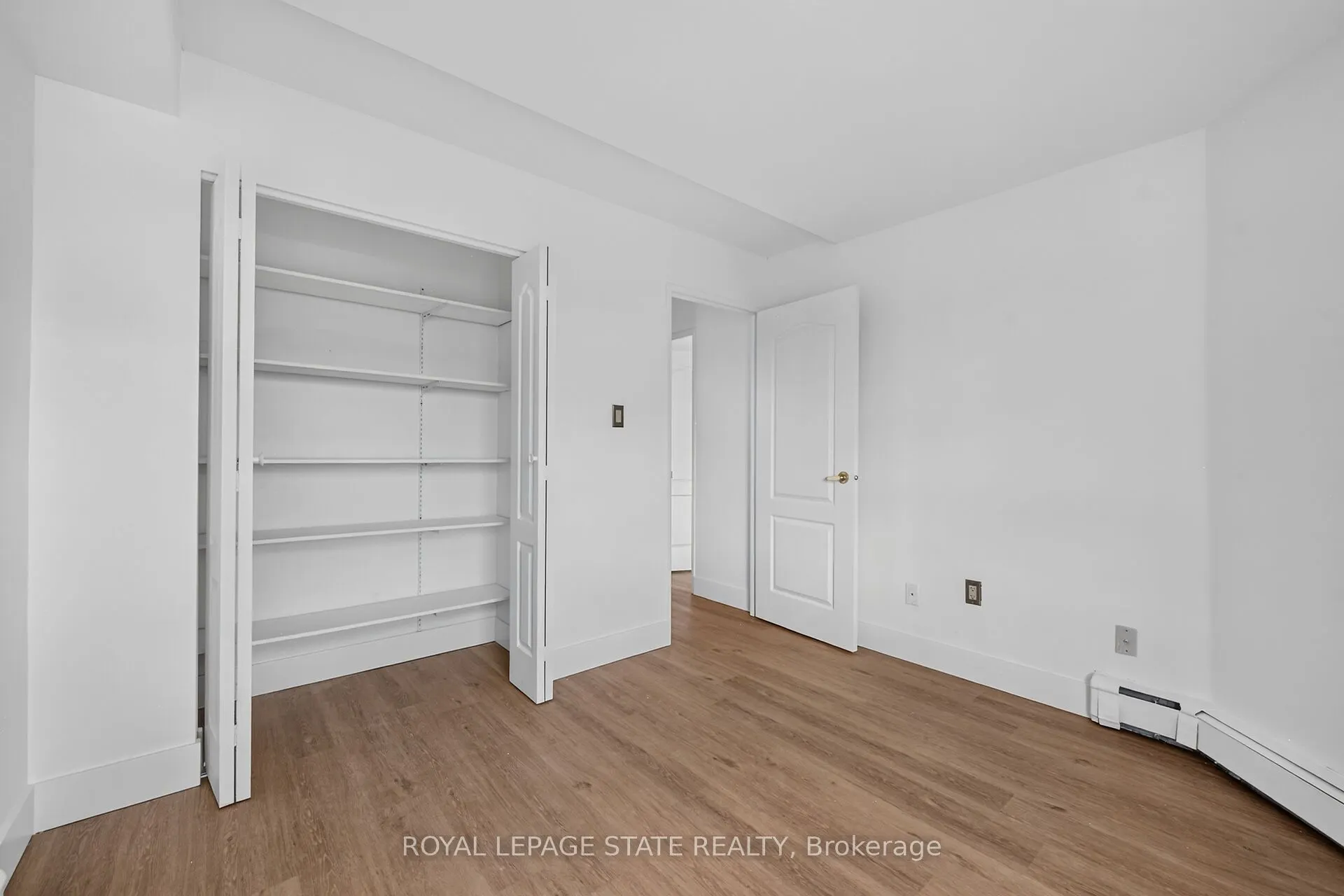 10 John Street W #409