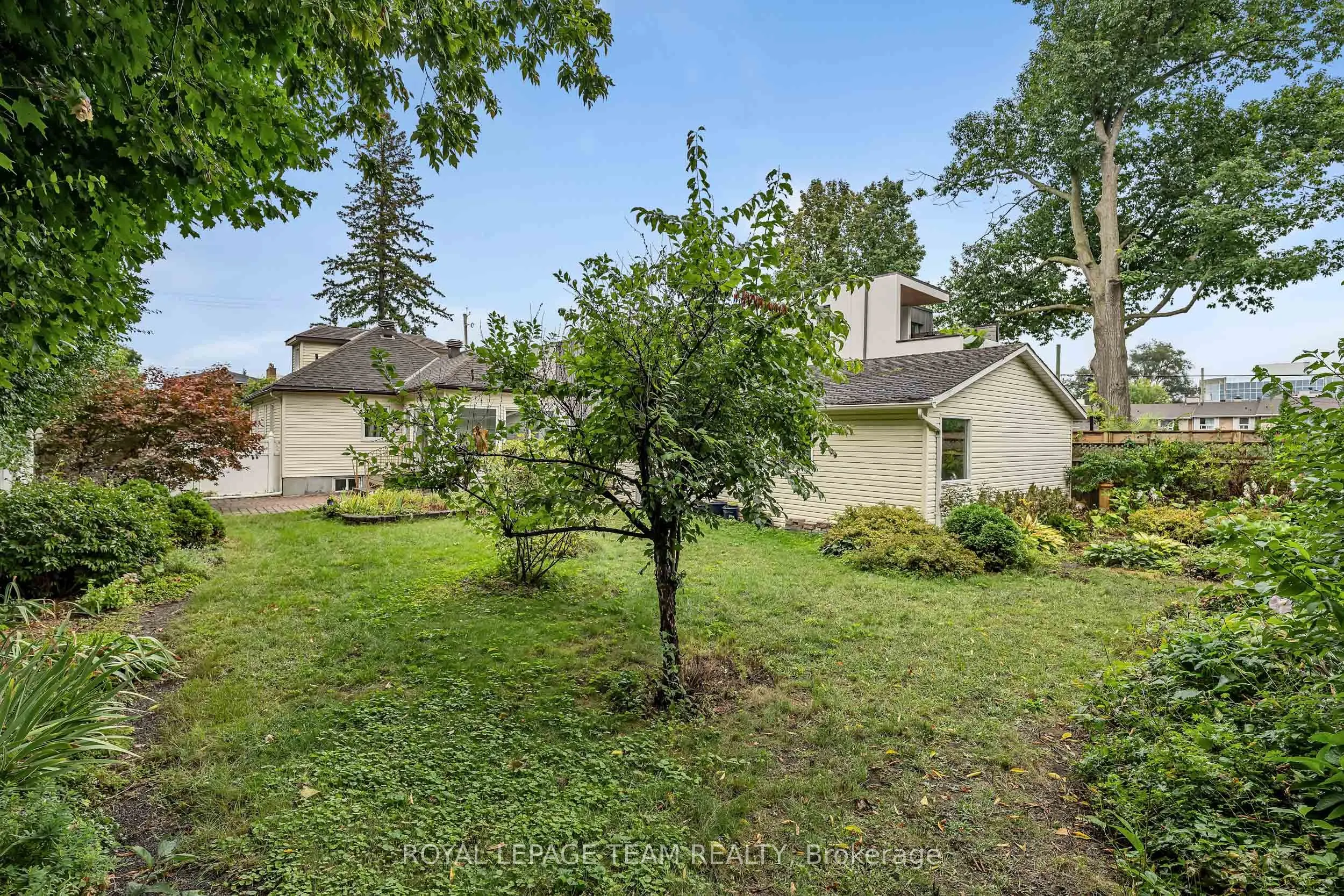 658 Tweedsmuir Avenue
